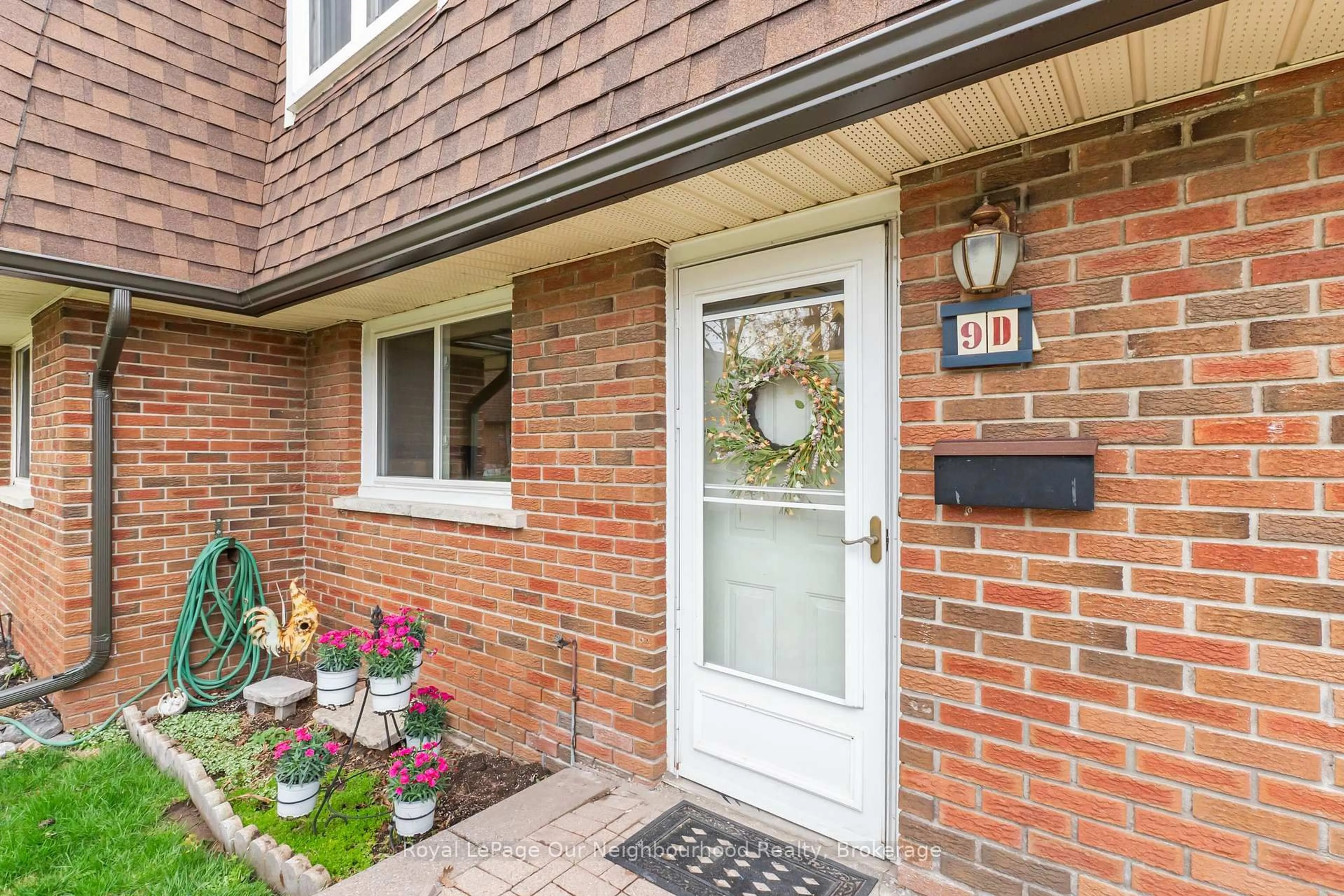 Indoor entryway for 43 Prince of Wales Dr #9D, Belleville Ontario K8P 2T5