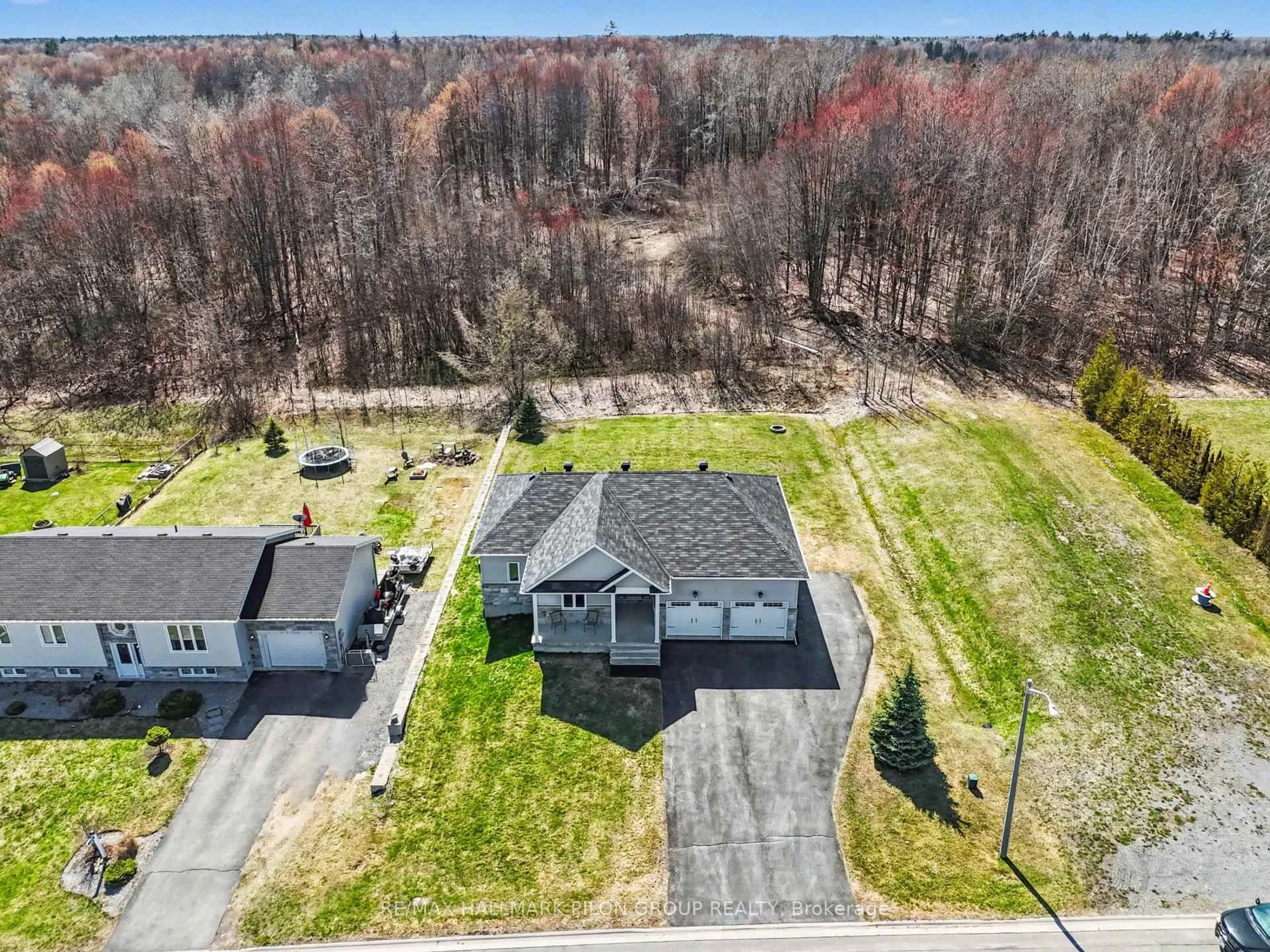 A pic from outside/outdoor area/front of a property/back of a property/a pic from drone, unknown for 1754 Celine St, Clarence-Rockland Ontario K0A 1N0