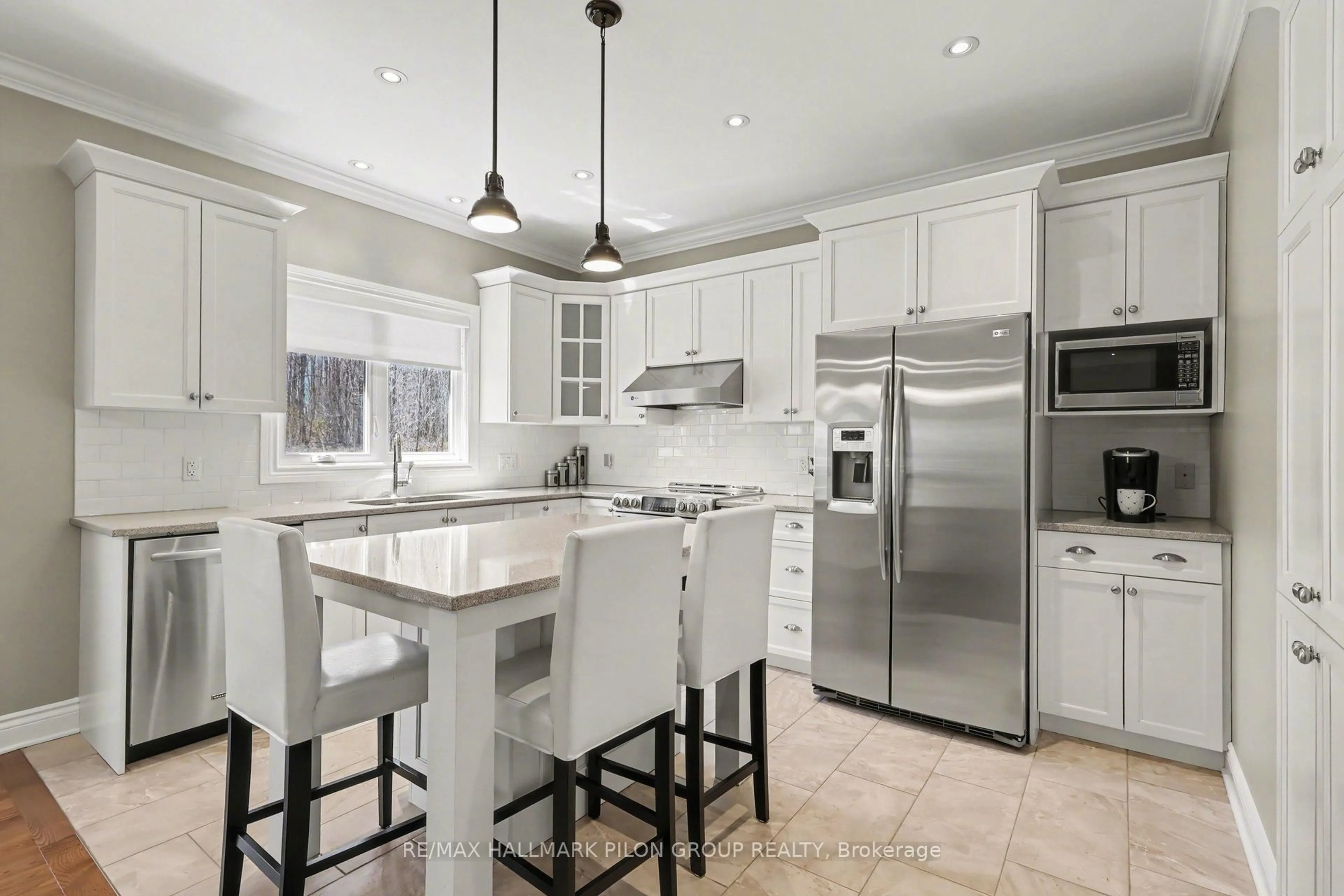 Contemporary kitchen, ceramic/tile floor for 1754 Celine St, Clarence-Rockland Ontario K0A 1N0
