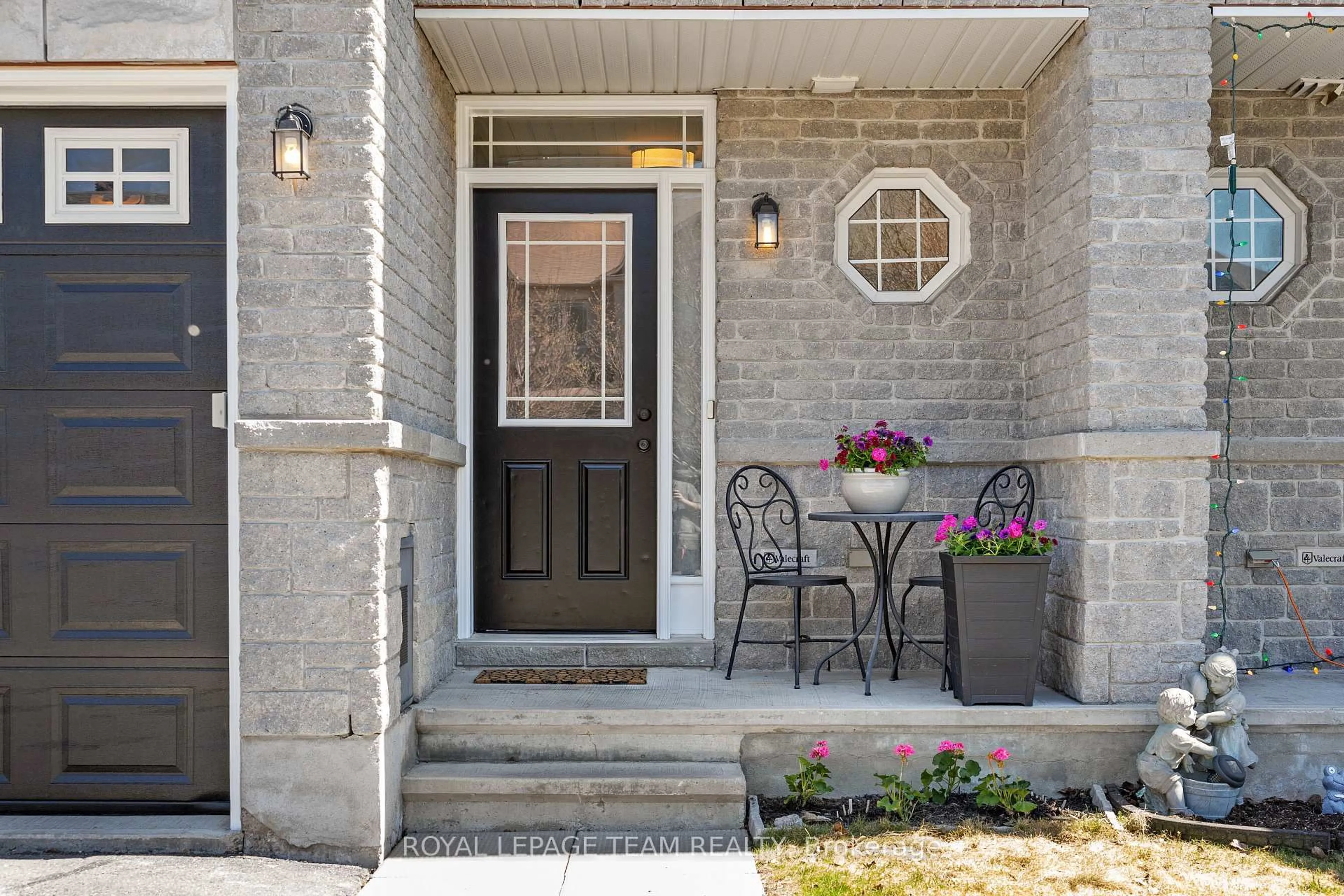 Indoor entryway for 529 PEPPERVILLE Cres, Ottawa Ontario K2M 0E5