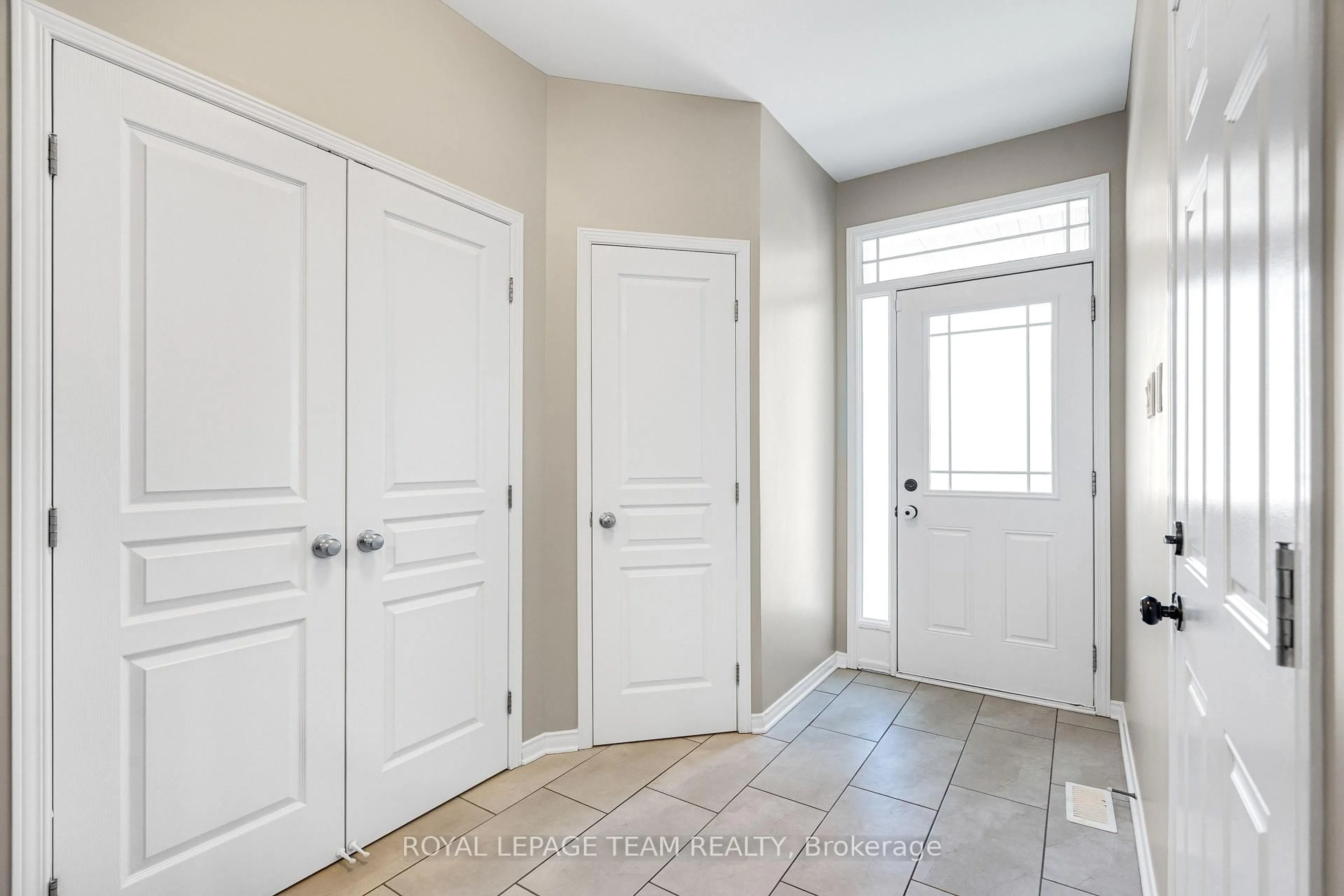 Indoor entryway for 529 PEPPERVILLE Cres, Ottawa Ontario K2M 0E5
