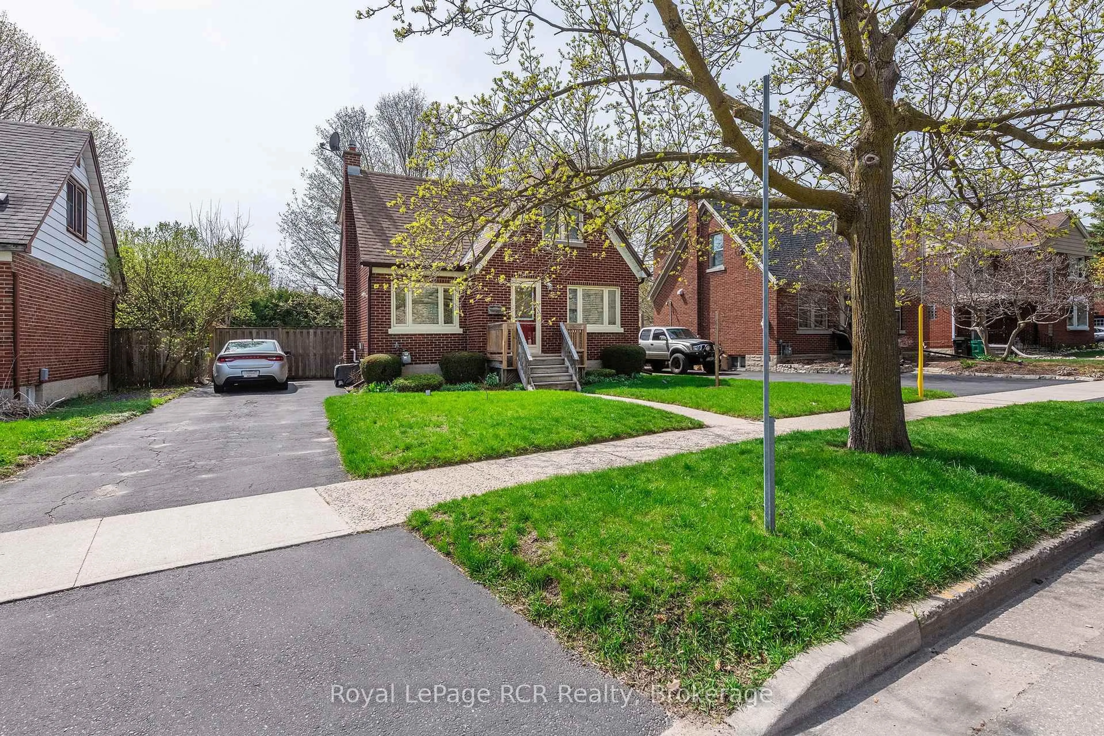 Home with brick exterior material, street for 189 Margaret Ave, Kitchener Ontario N2H 4J1