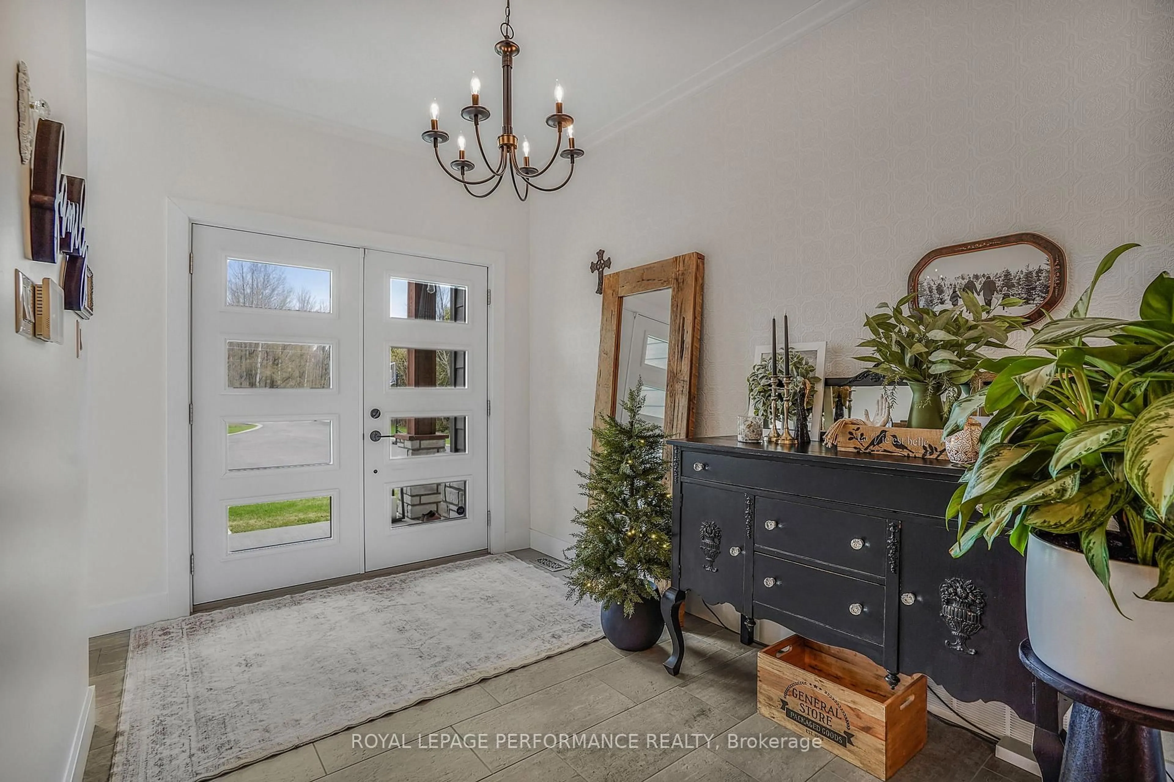 Indoor entryway for 1560 SANDY HILL Rd, Champlain Ontario K6A 2R2