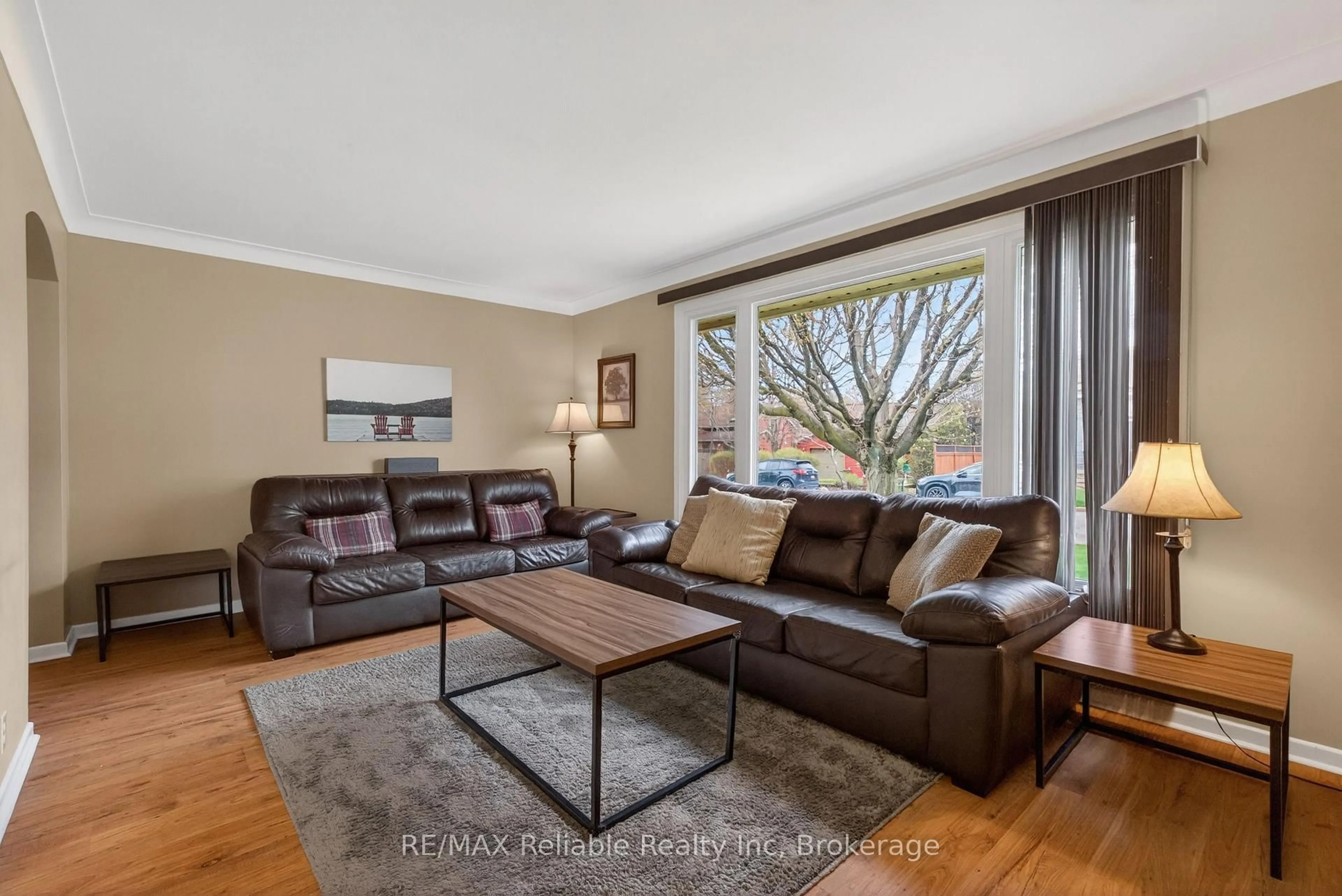 Living room with furniture, wood/laminate floor for 131 Cayley St, Goderich Ontario N7A 1Z9
