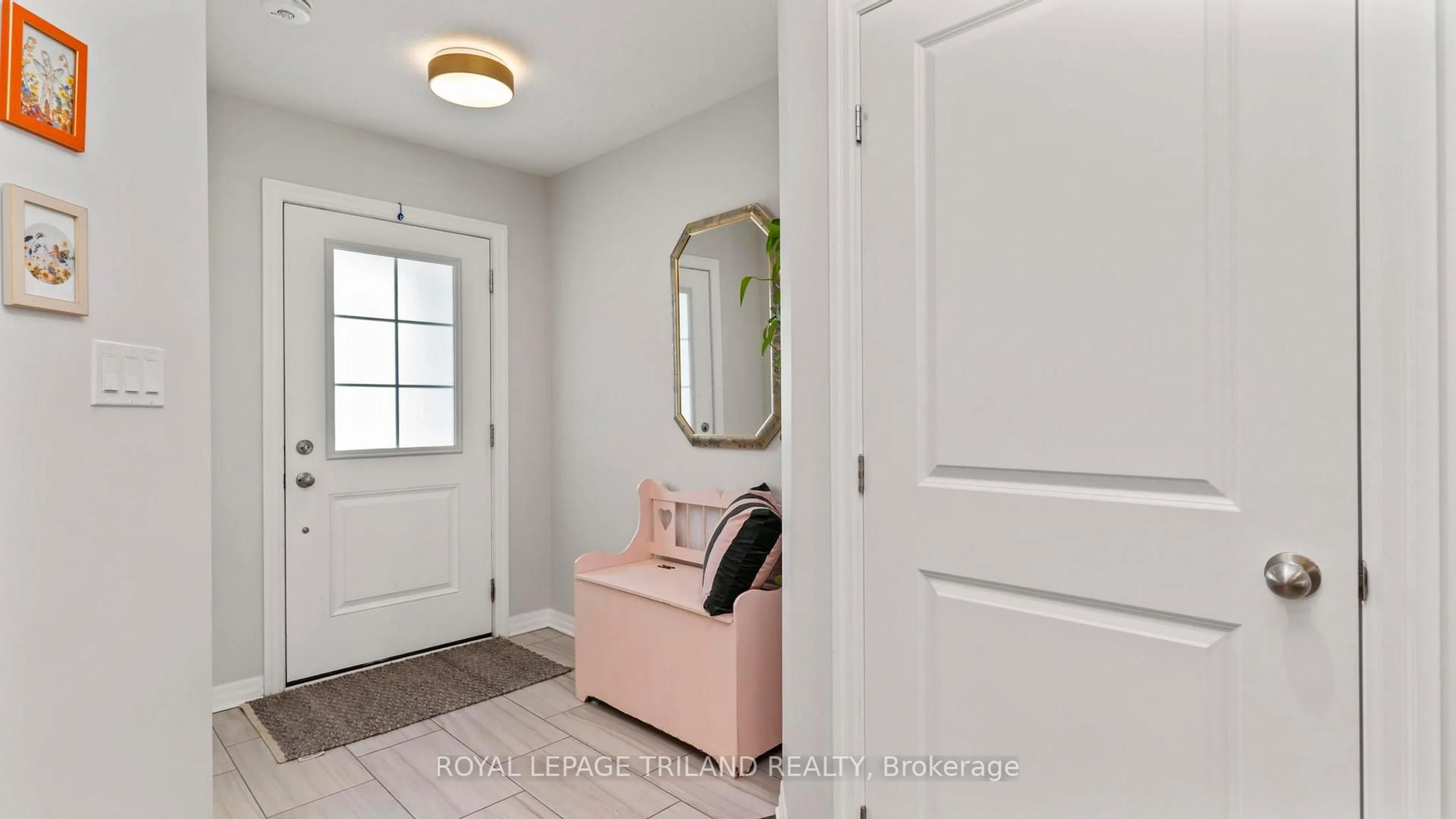 Indoor entryway for 60 ASHBERRY Pl, St. Thomas Ontario N5R 0H8