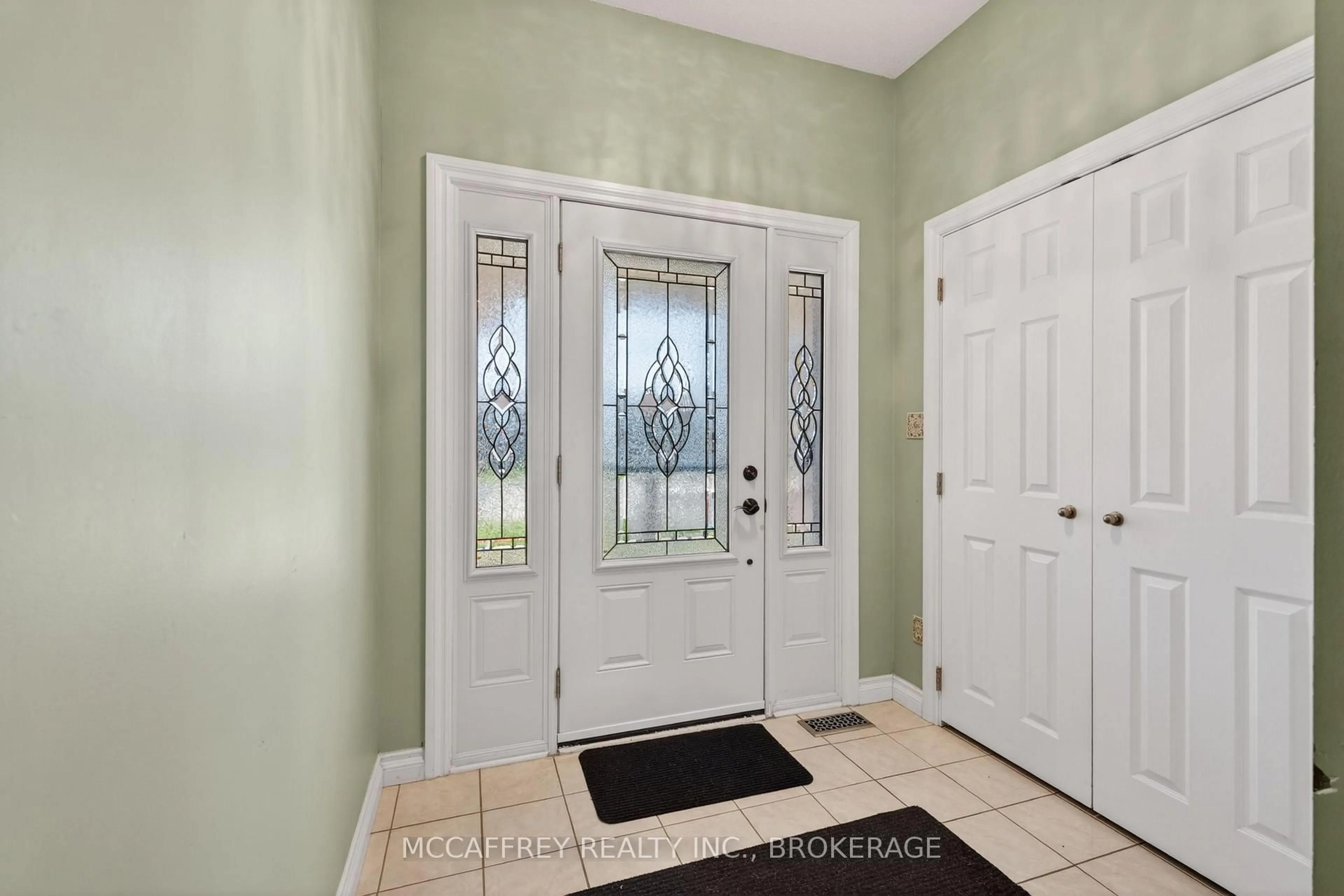 Indoor entryway for 508 Farnham Crt, Kingston Ontario K7M 8Y1