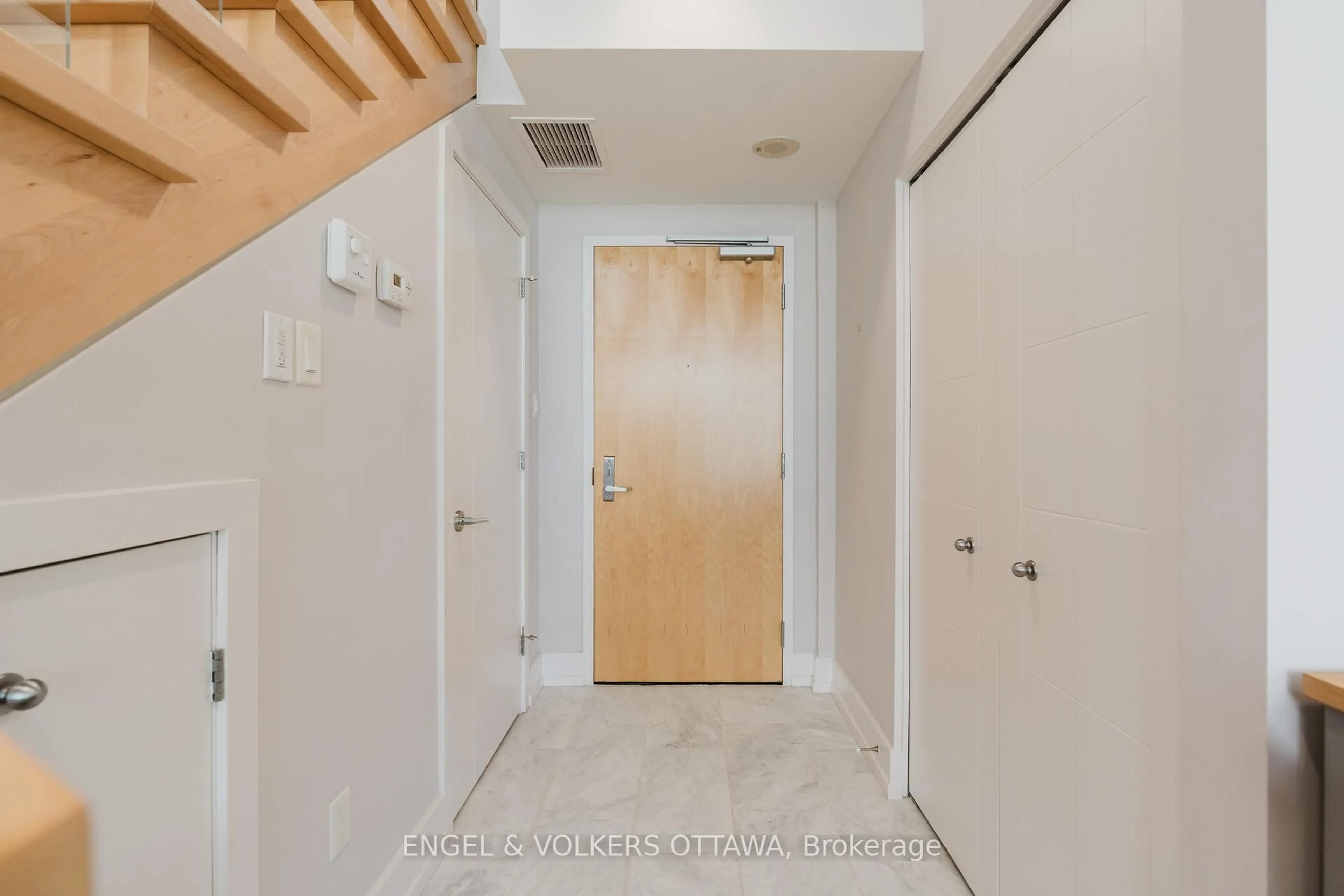 Indoor entryway for 197 LISGAR St #207, Ottawa Ontario K2P 0C3
