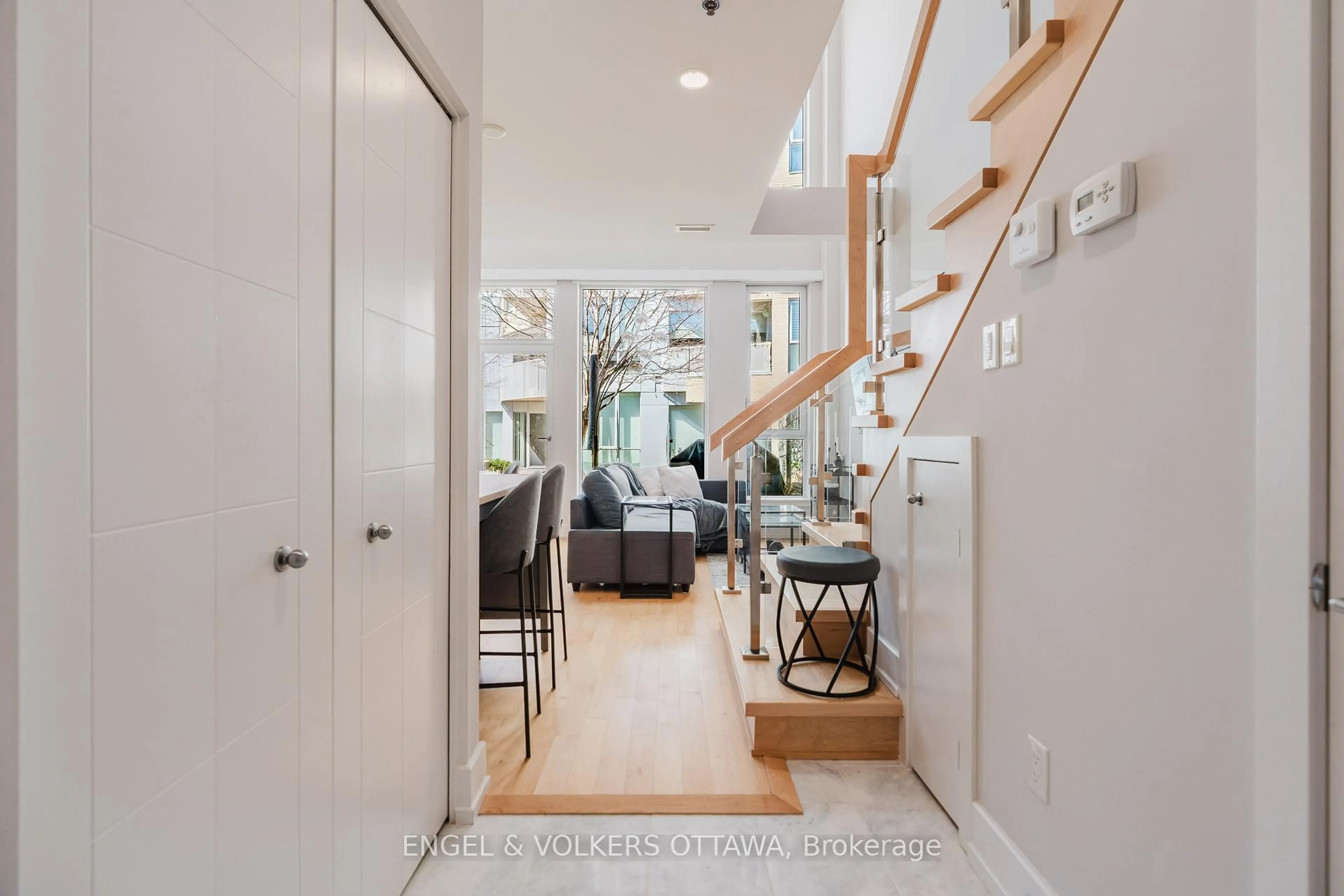 Indoor entryway for 197 LISGAR St #207, Ottawa Ontario K2P 0C3