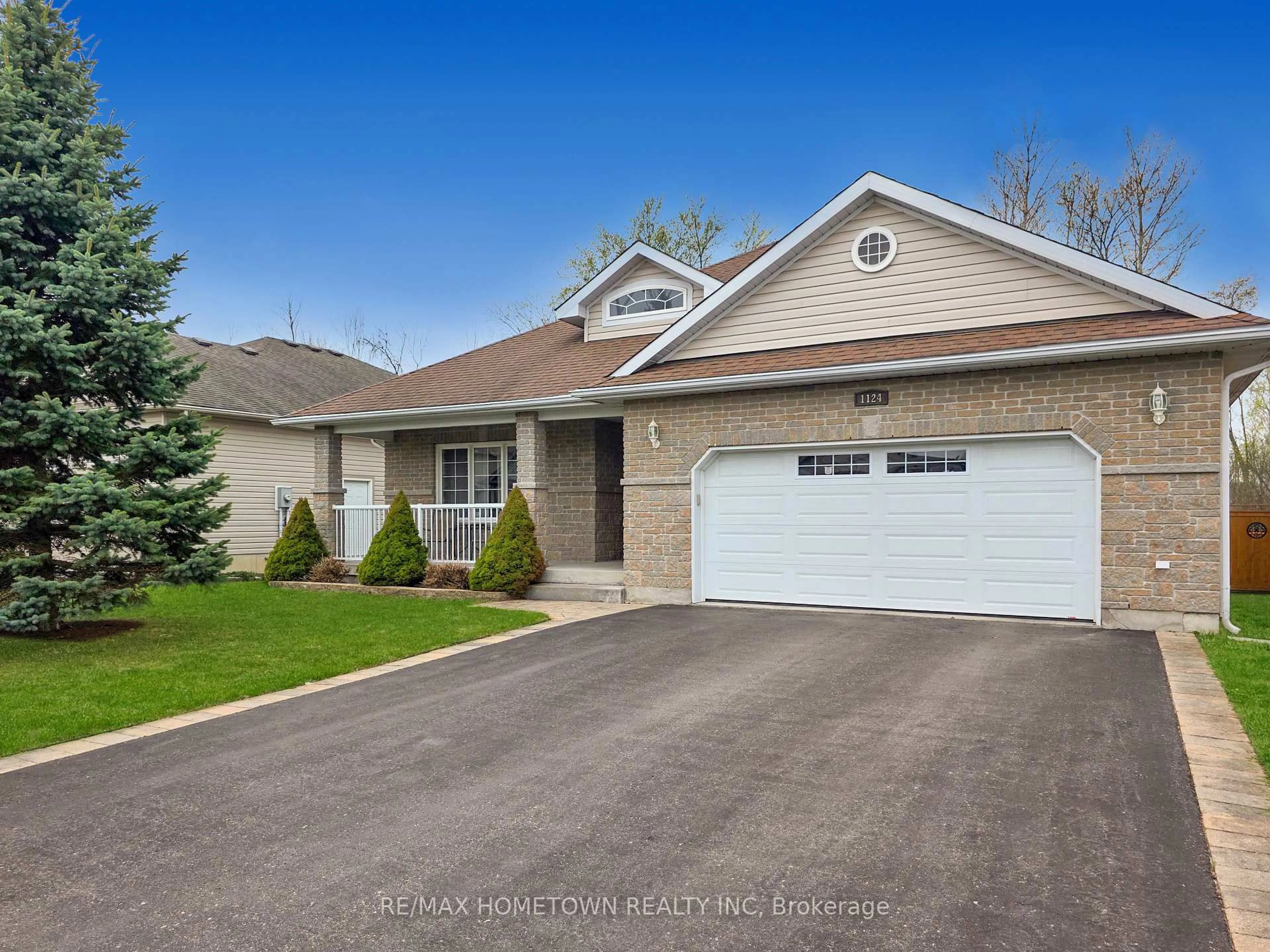 Home with vinyl exterior material, street for 1124 McClure Cres, Brockville Ontario K6V 0B6