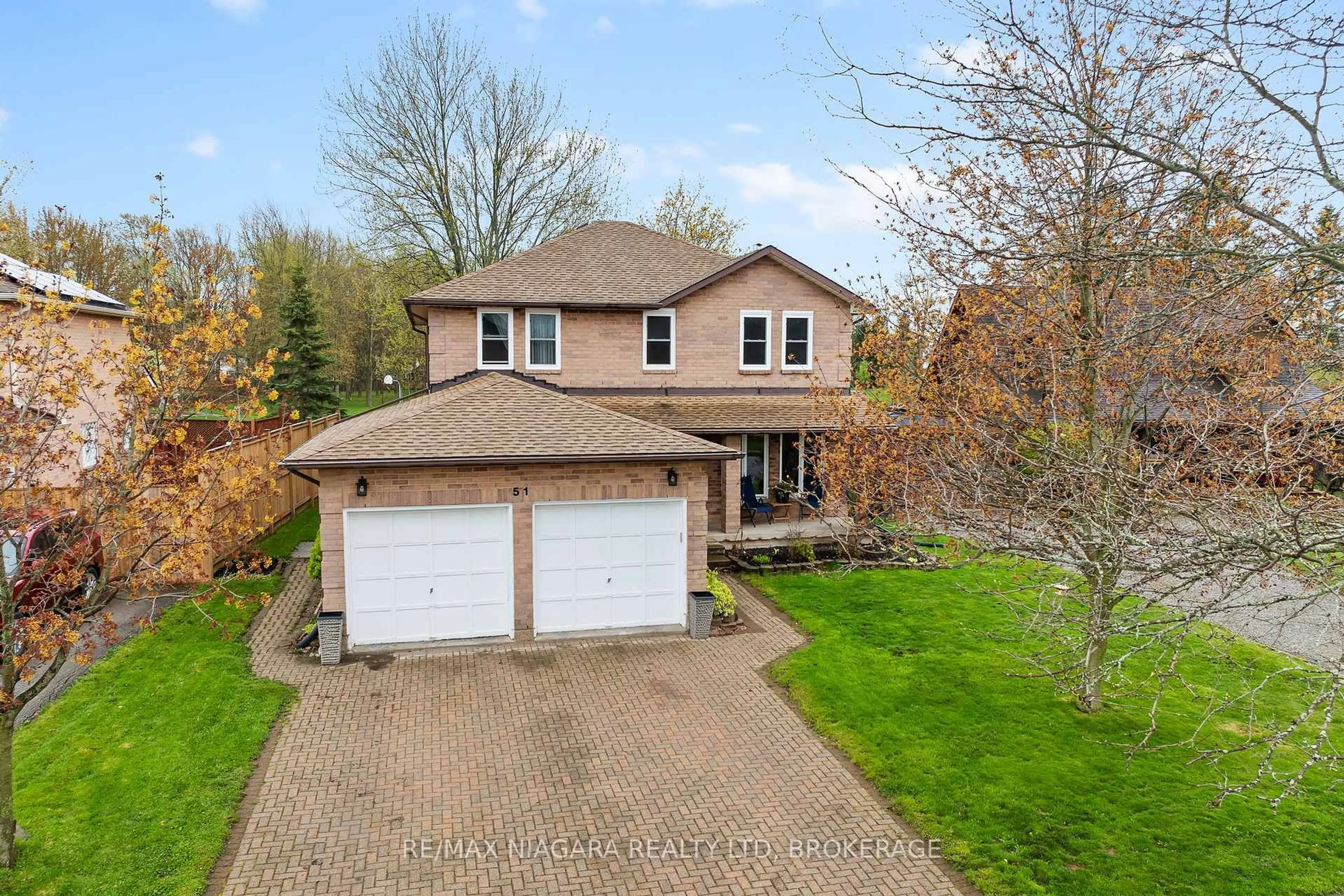 A pic from outside/outdoor area/front of a property/back of a property/a pic from drone, street for 51 Woodrush Ave, Welland Ontario L3C 6S6