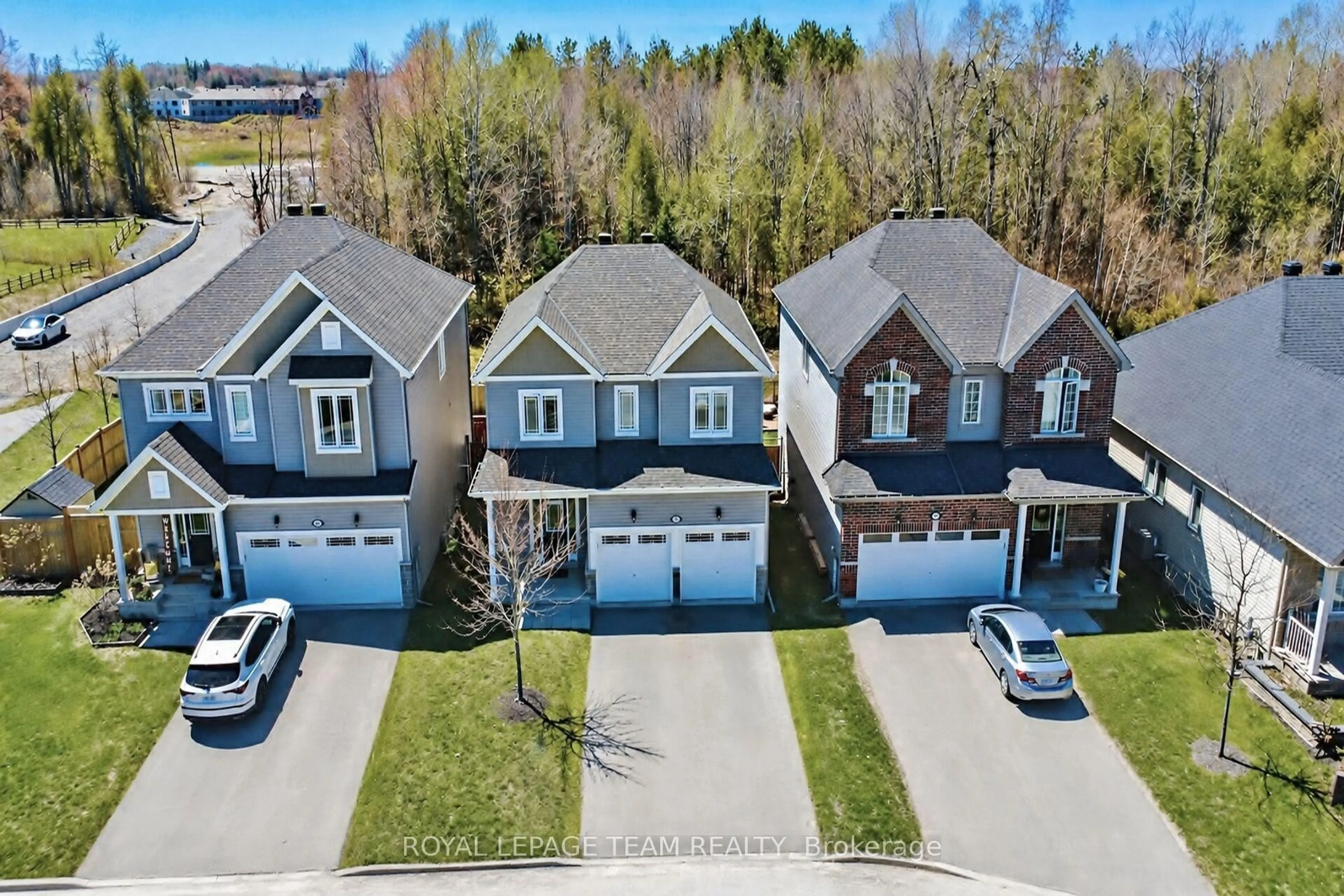A pic from outside/outdoor area/front of a property/back of a property/a pic from drone, street for 3202 Harvester Cres, North Grenville Ontario K0G 1J0