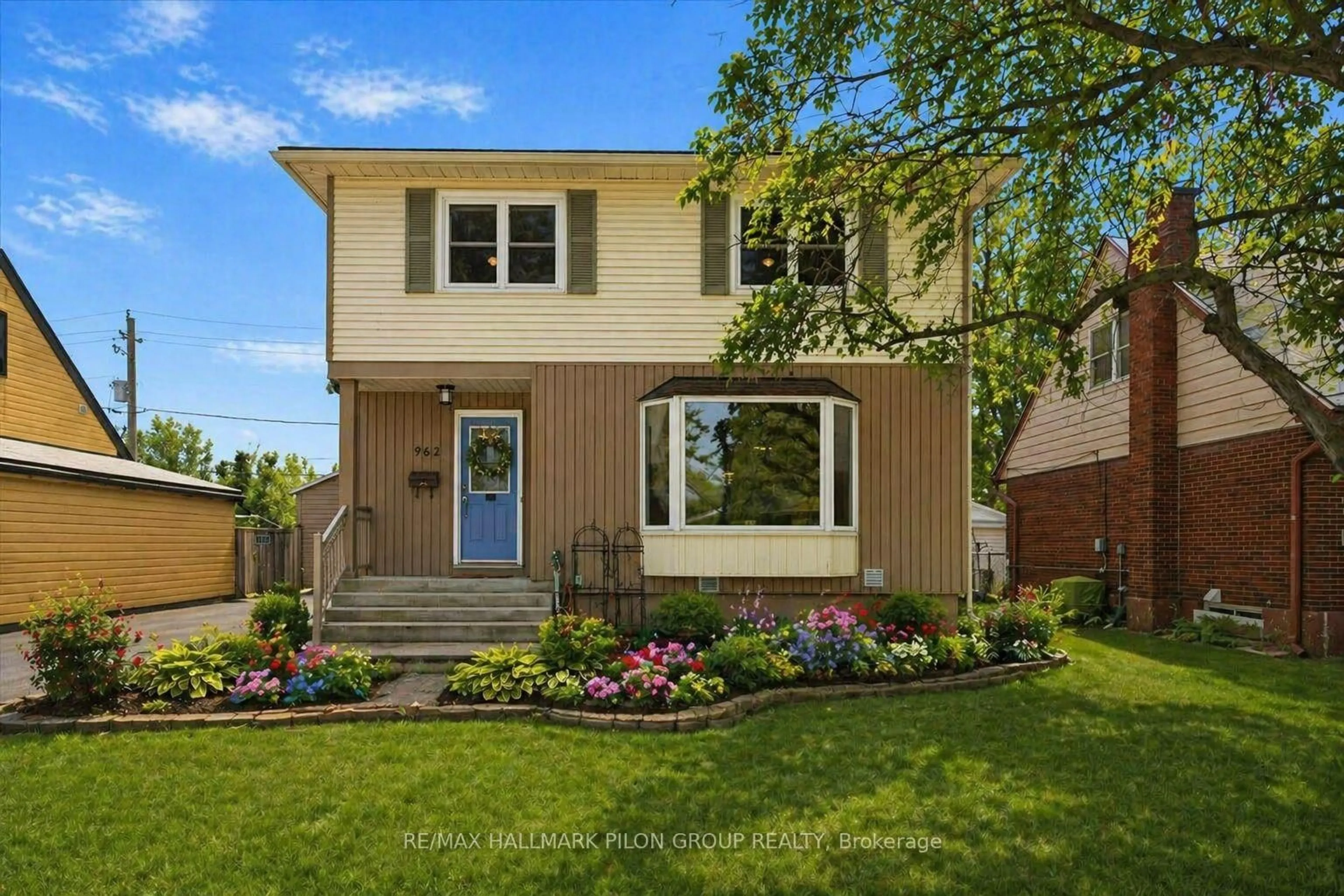 Home with vinyl exterior material, street for 962 Weston Dr, Ottawa Ontario K1G 1X2