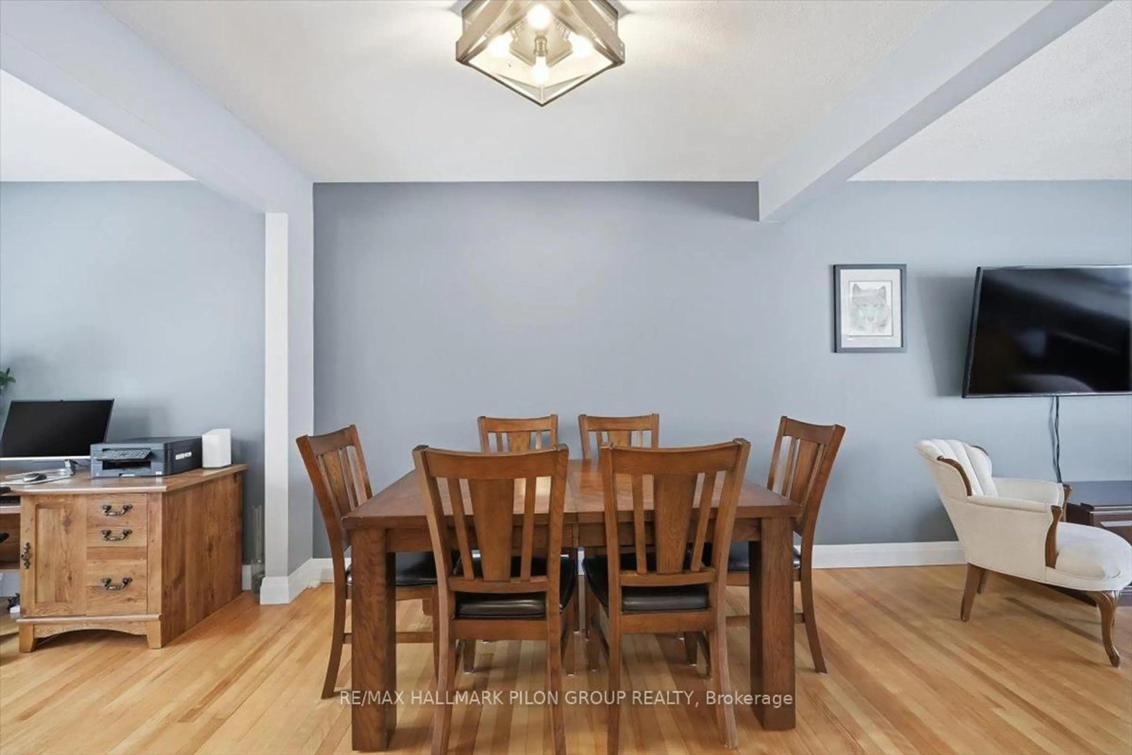 Dining room, wood/laminate floor for 962 Weston Dr, Ottawa Ontario K1G 1X2
