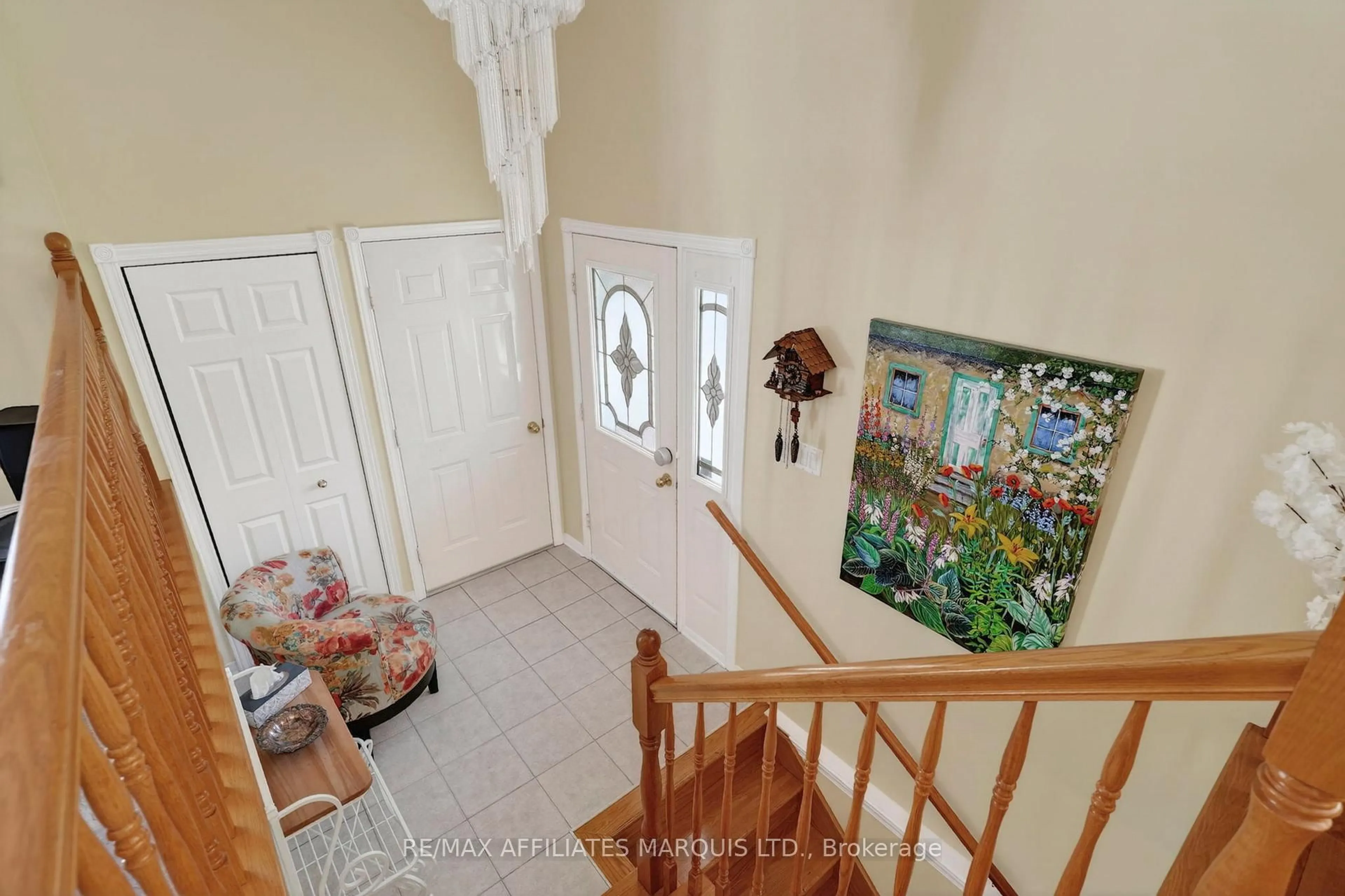 Indoor foyer for 576 Jo-Anne Cres, Cornwall Ontario K6H 6Z6