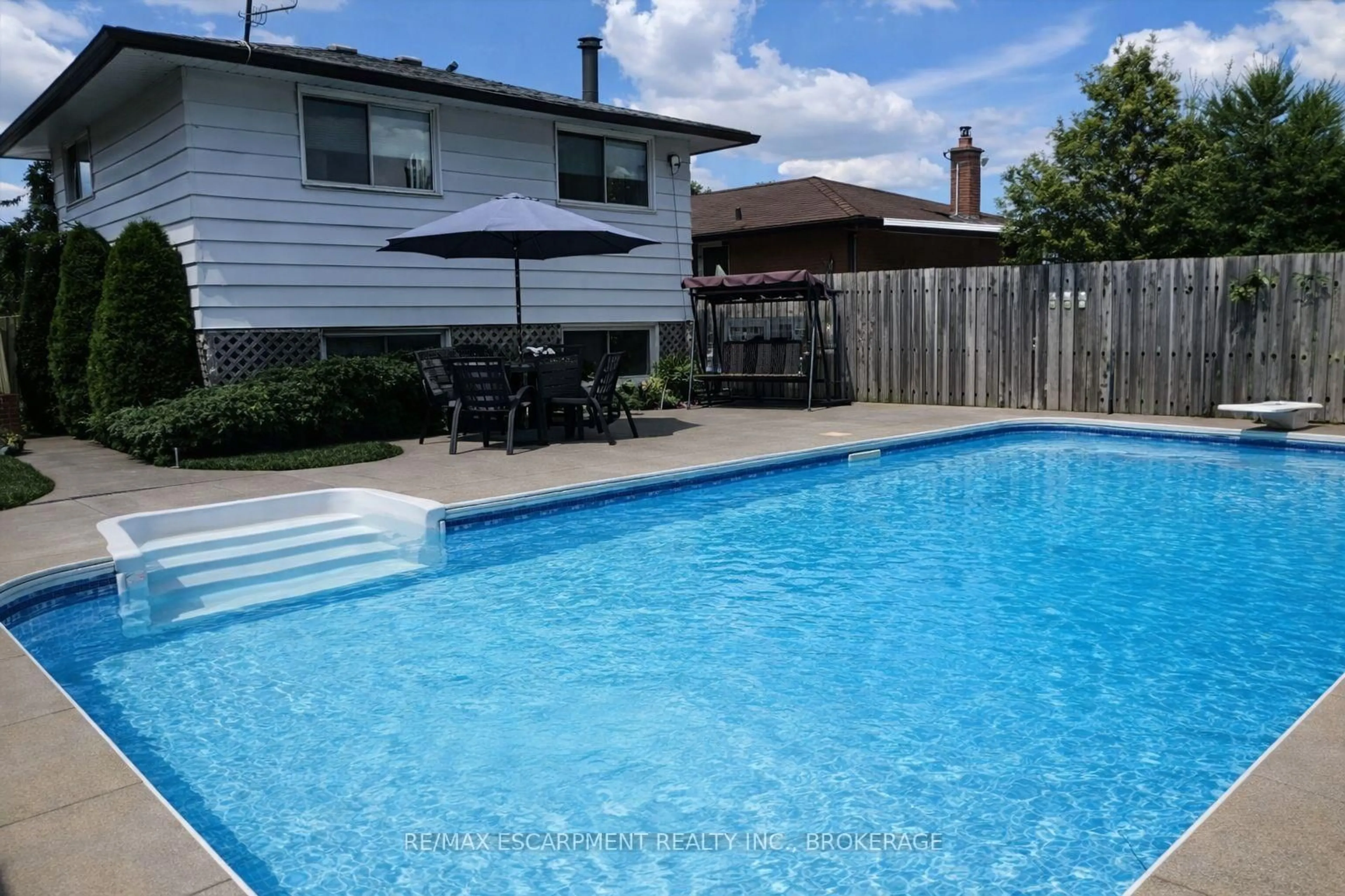 Pool for 7506 Jubilee Dr, Niagara Falls Ontario L2G 7J5