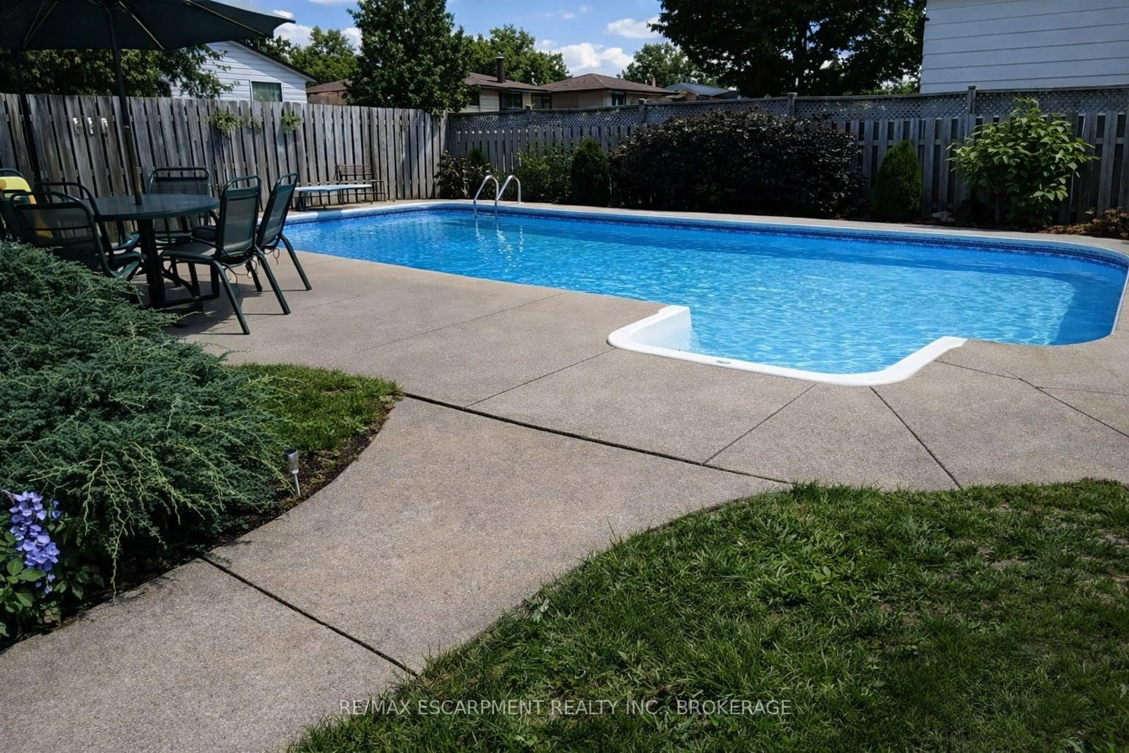 Pool for 7506 Jubilee Dr, Niagara Falls Ontario L2G 7J5