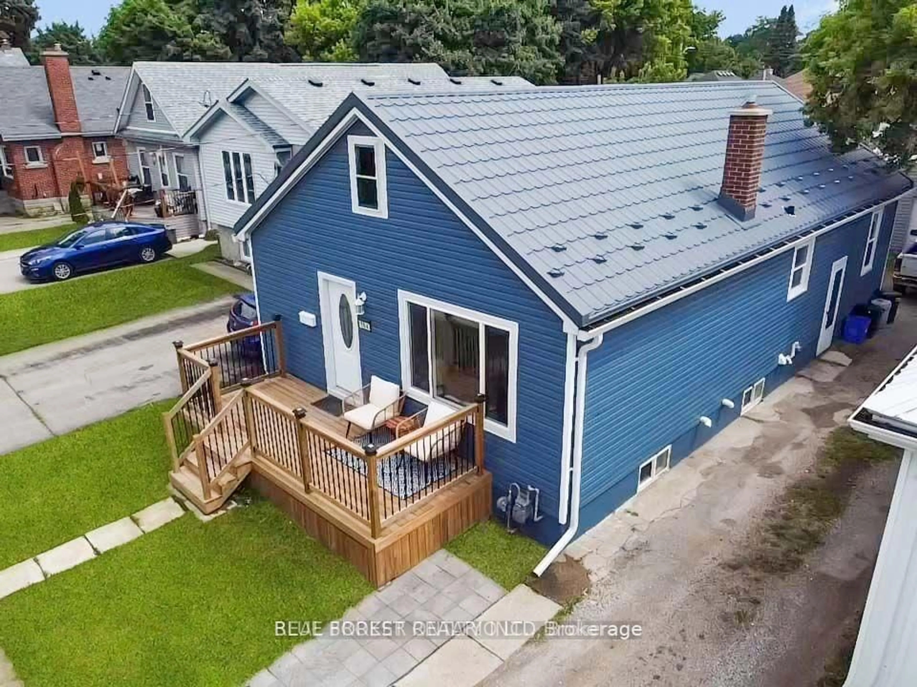 A pic from outside/outdoor area/front of a property/back of a property/a pic from drone, street for 104 Delaware St, London East Ontario N5Z 2N5