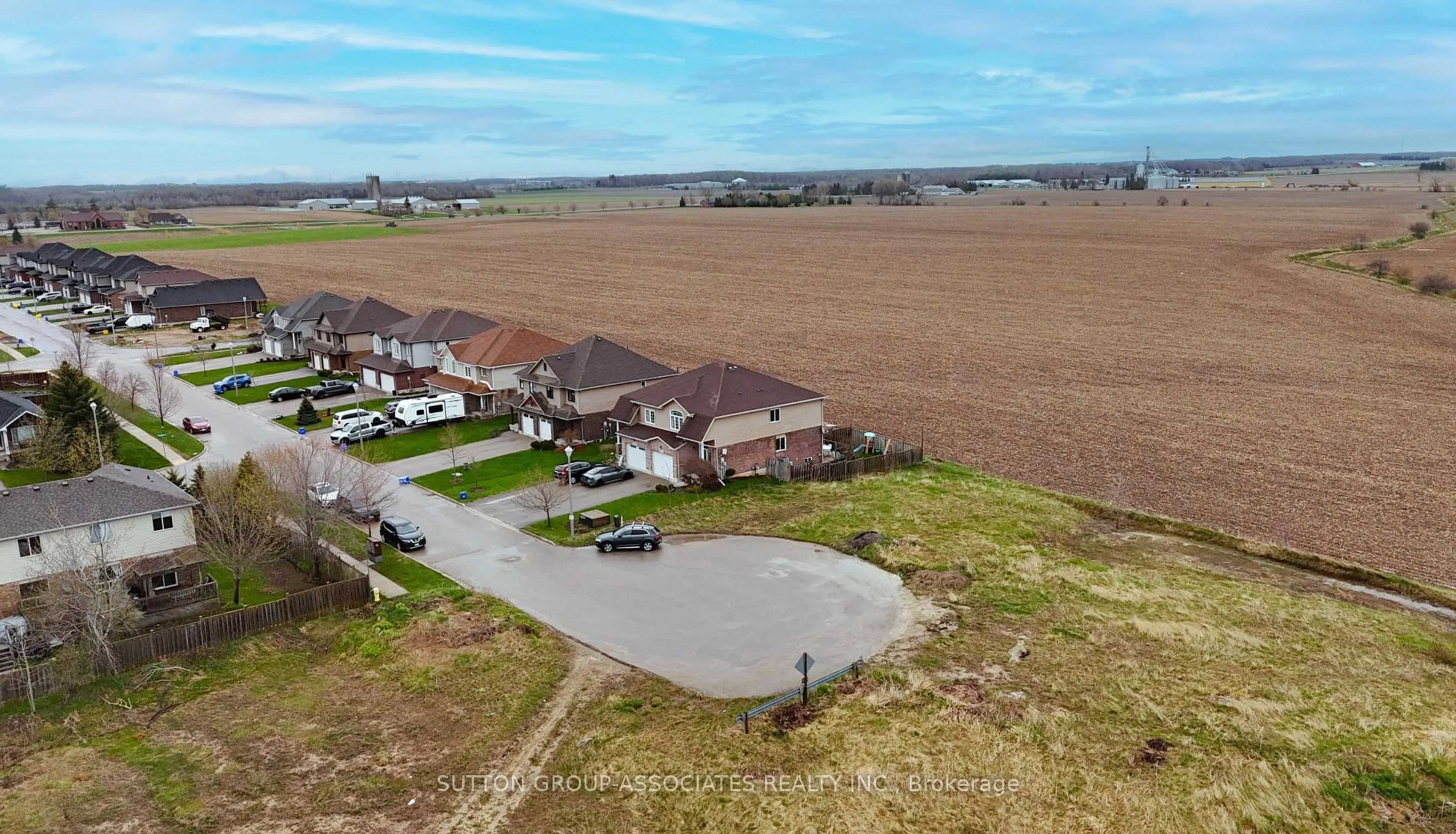 A pic from outside/outdoor area/front of a property/back of a property/a pic from drone, street for 166 Maple St, Mapleton Ontario N0G 1P0