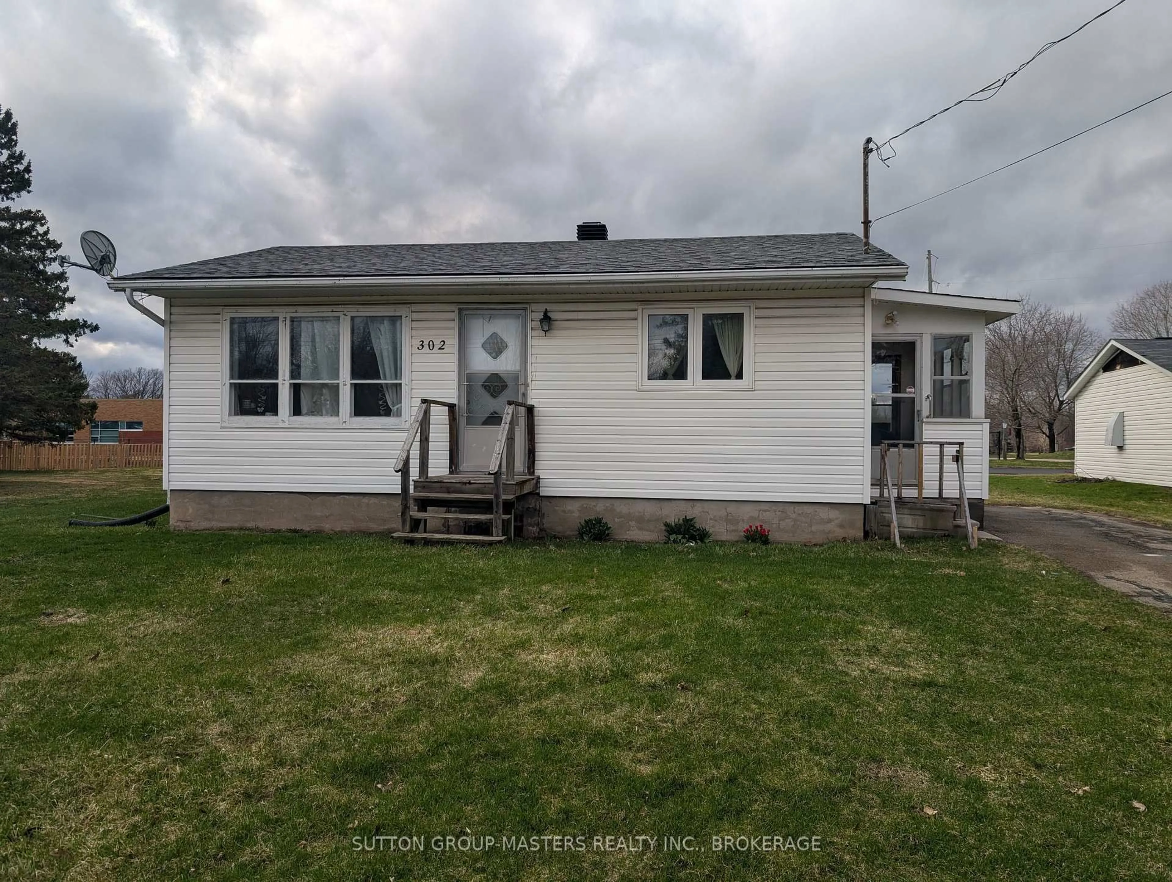 Home with vinyl exterior material, building for 302 County 8 Rd, Elizabethtown-Kitley Ontario K0E 1Y0