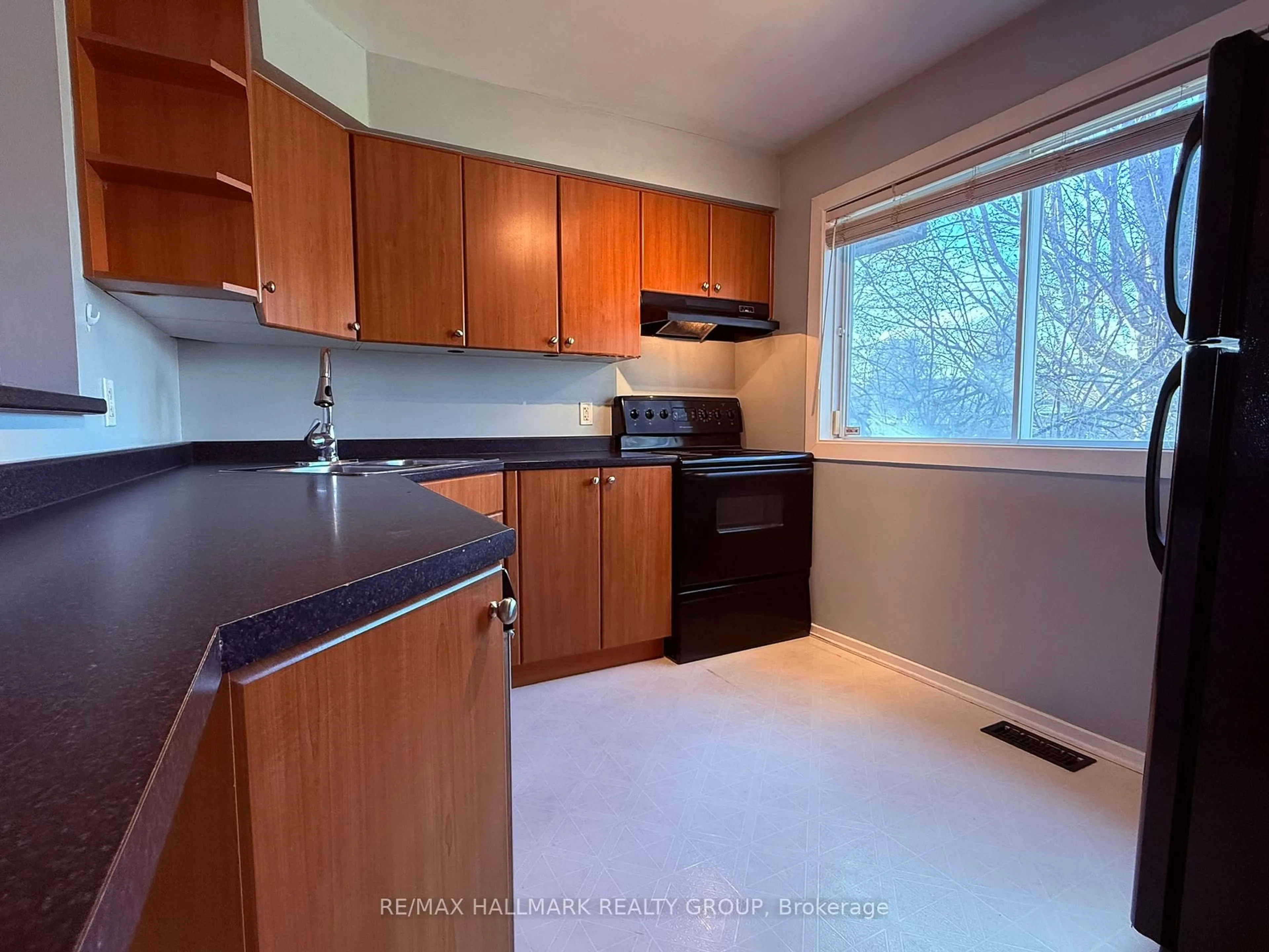 Standard kitchen, unknown for 2912 Fairlea Cres, Ottawa Ontario K1V 8T7