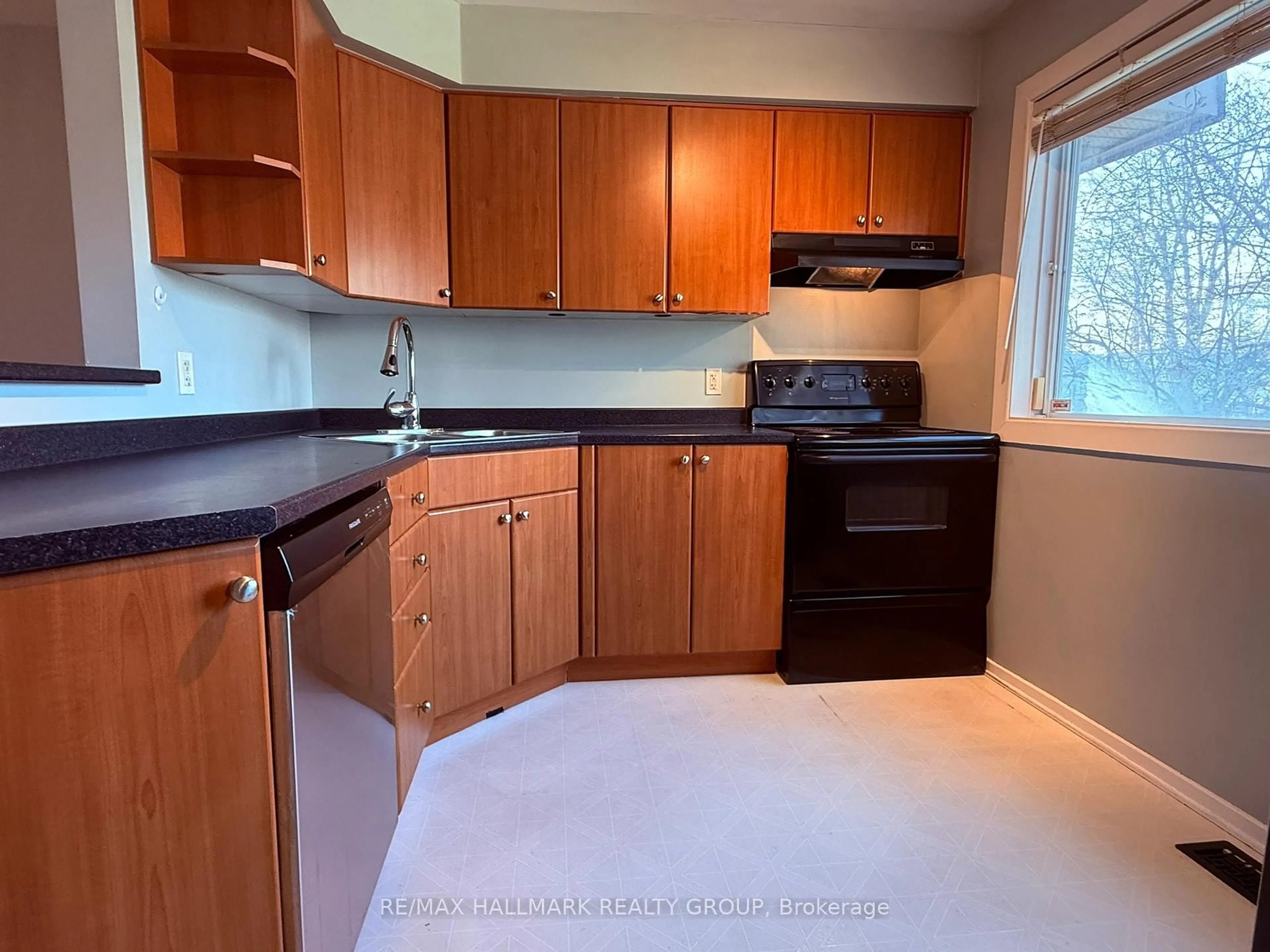 Standard kitchen, unknown for 2912 Fairlea Cres, Ottawa Ontario K1V 8T7