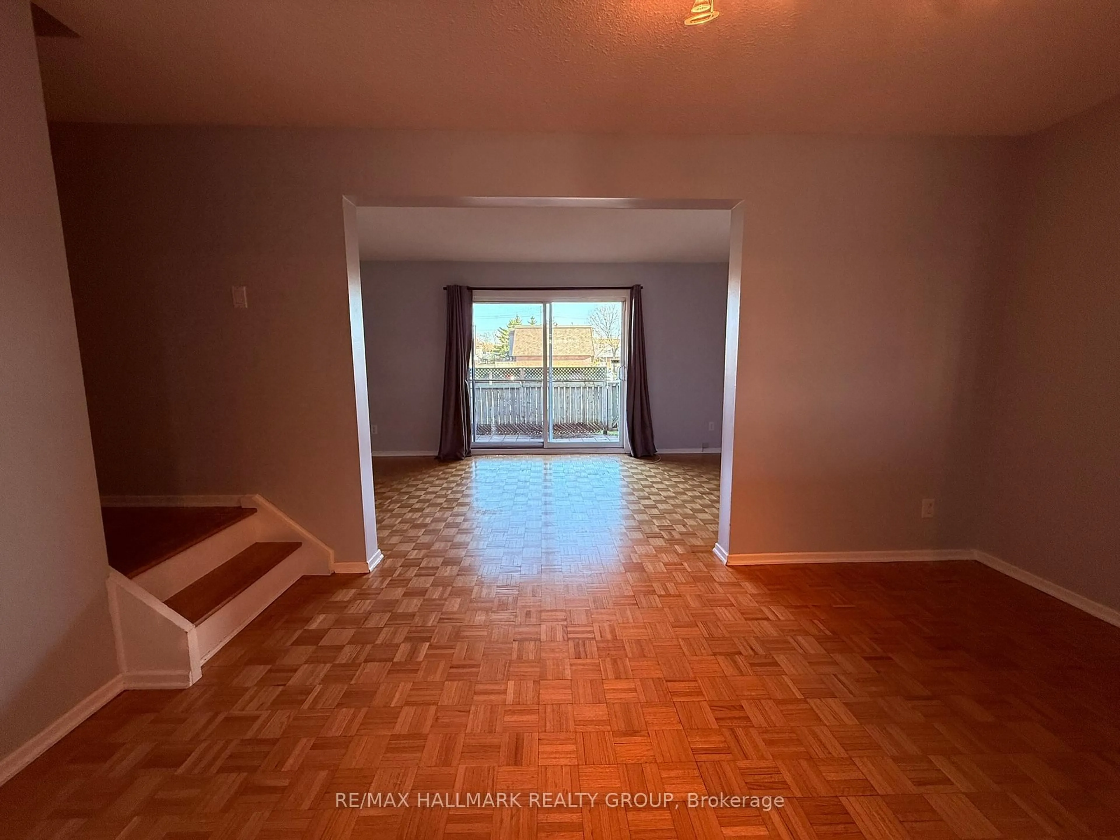 A pic of a room for 2912 Fairlea Cres, Ottawa Ontario K1V 8T7