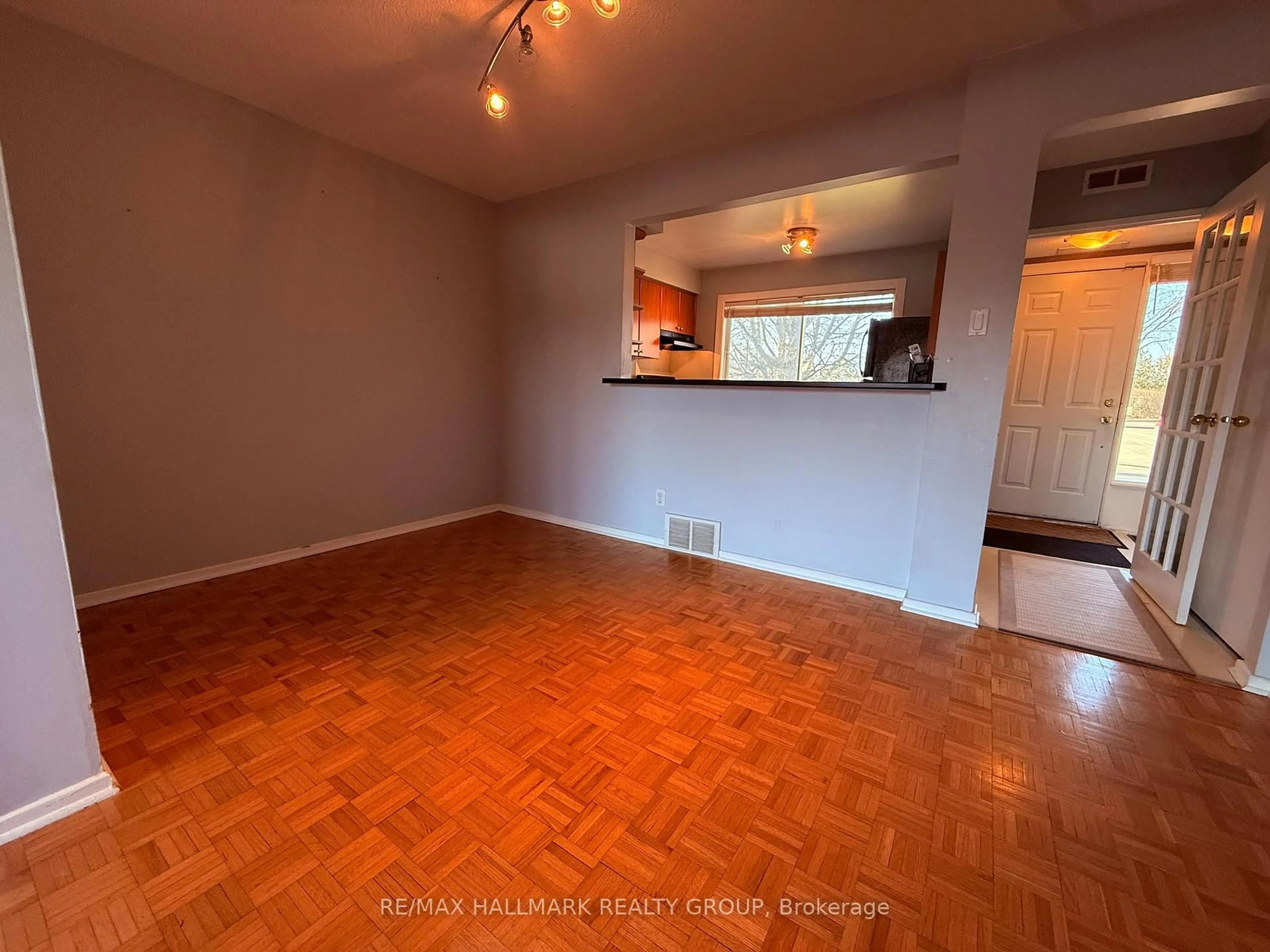 A pic of a room for 2912 Fairlea Cres, Ottawa Ontario K1V 8T7