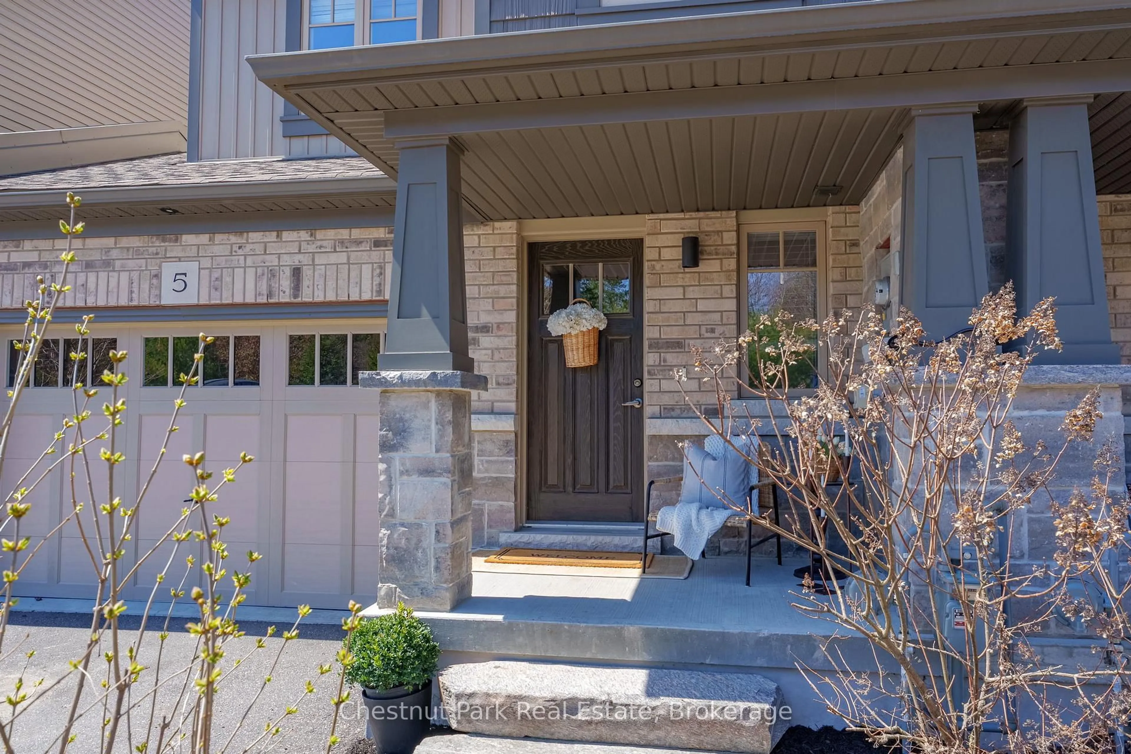 Indoor entryway for 5 Brookside Crossing, Huntsville Ontario P1H 1C9