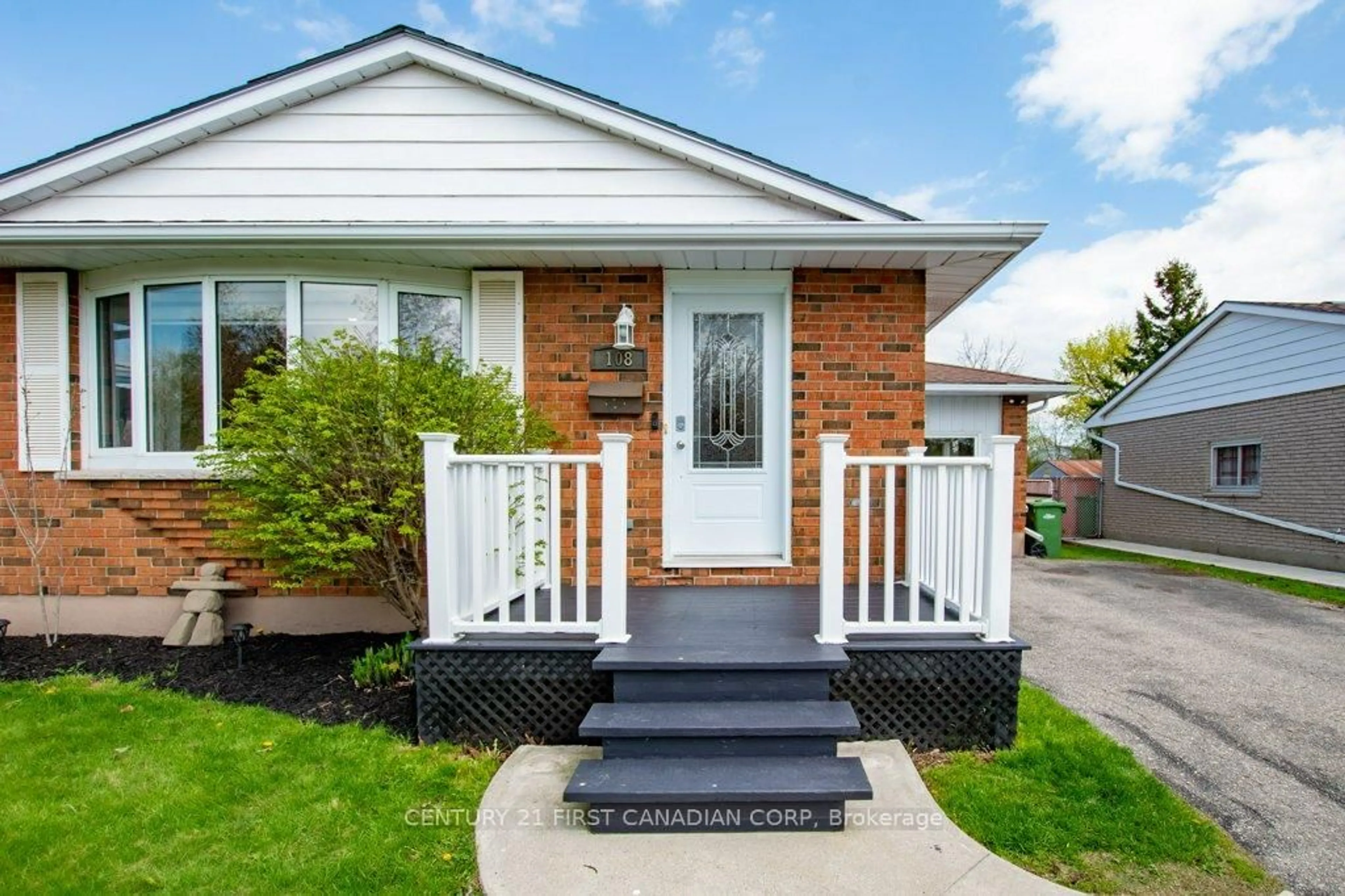 Home with vinyl exterior material, street for 108 Lawrence Ave, St. Thomas Ontario N5R 5G3