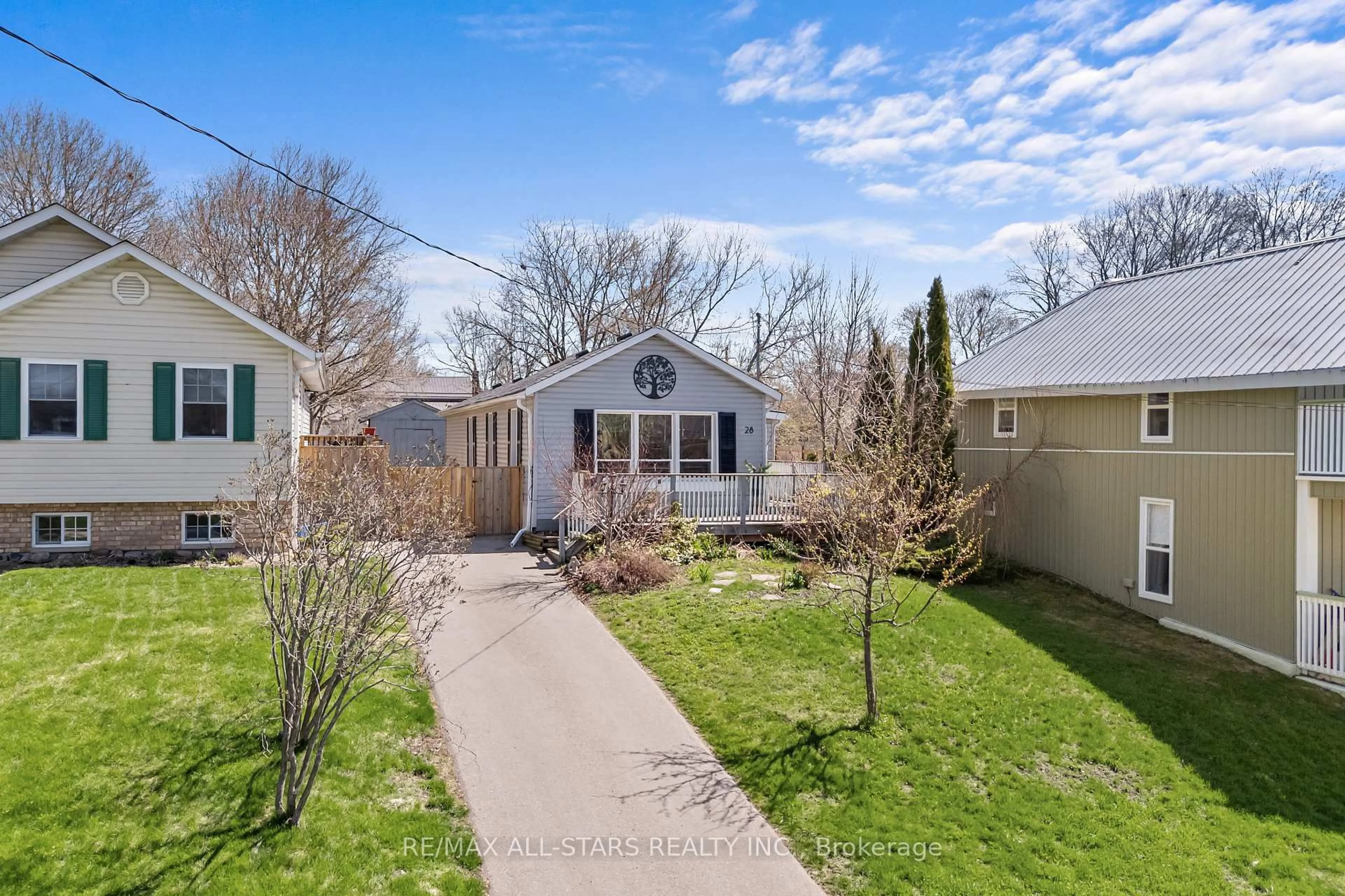A pic from outside/outdoor area/front of a property/back of a property/a pic from drone, street for 28 Caroline St, Kawartha Lakes Ontario K9V 1T1