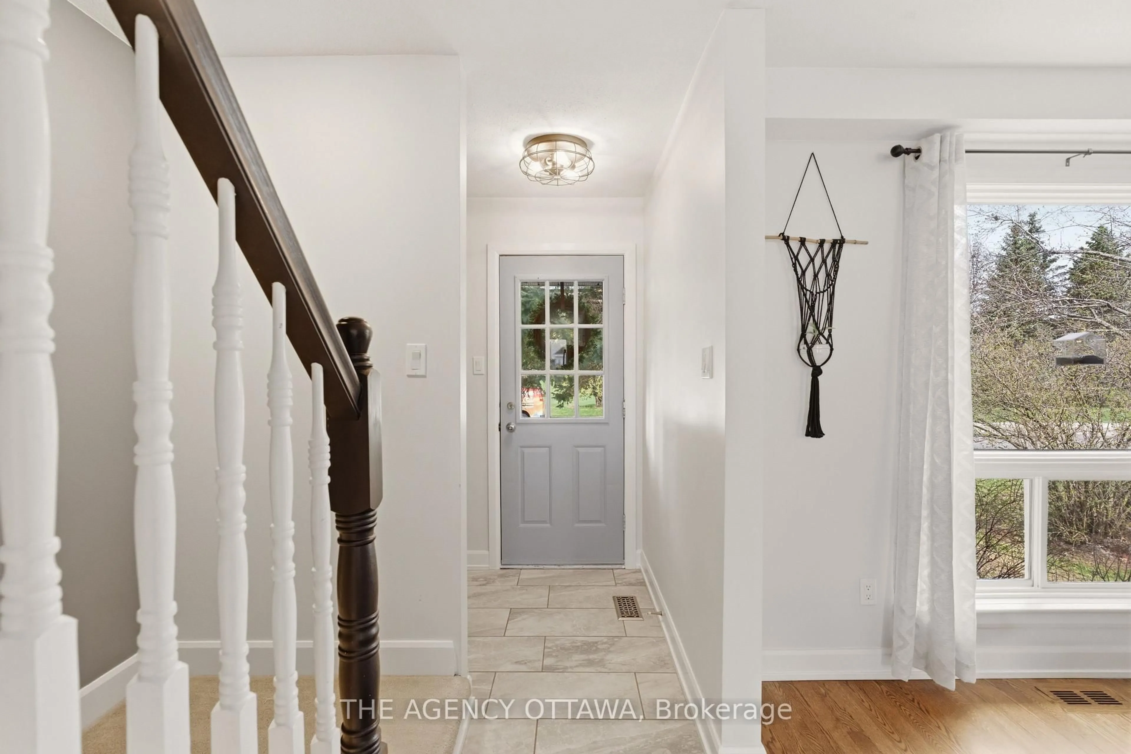 Indoor entryway for 1625 Bottriell Way, Ottawa Ontario K4A 1W5