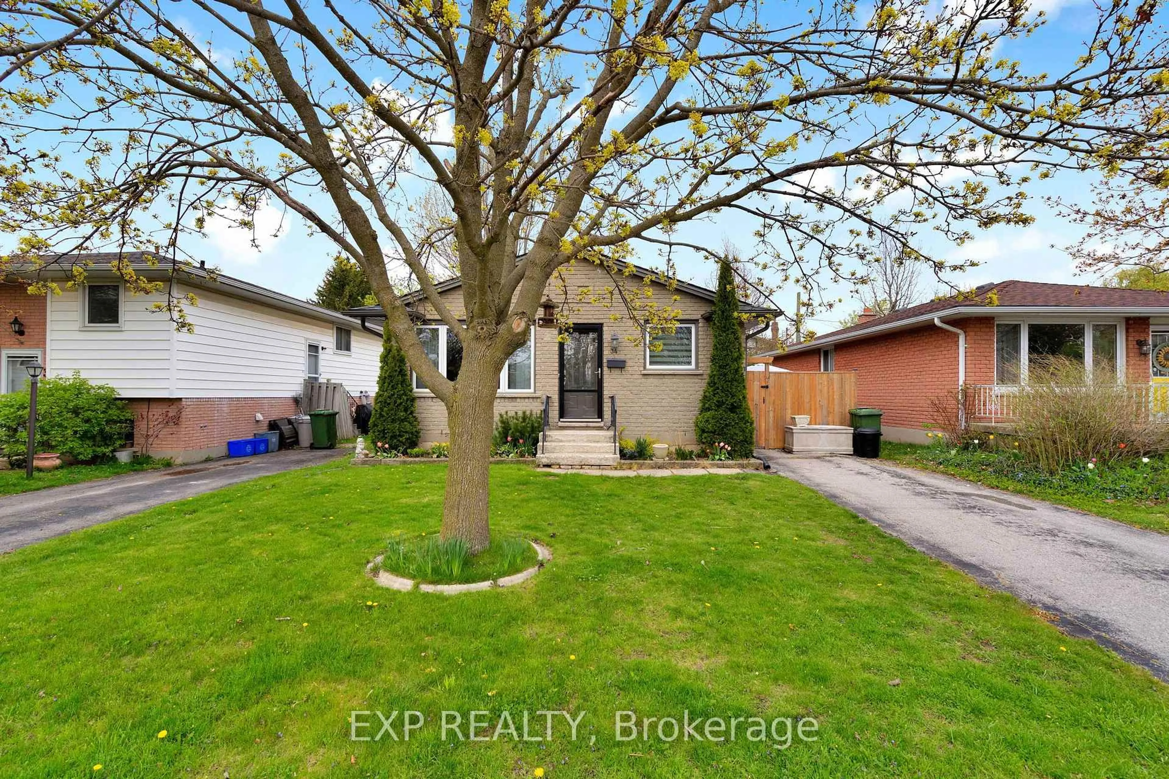 A pic from outside/outdoor area/front of a property/back of a property/a pic from drone, street for 34 Taylor Cres, St. Thomas Ontario N5R 5J4