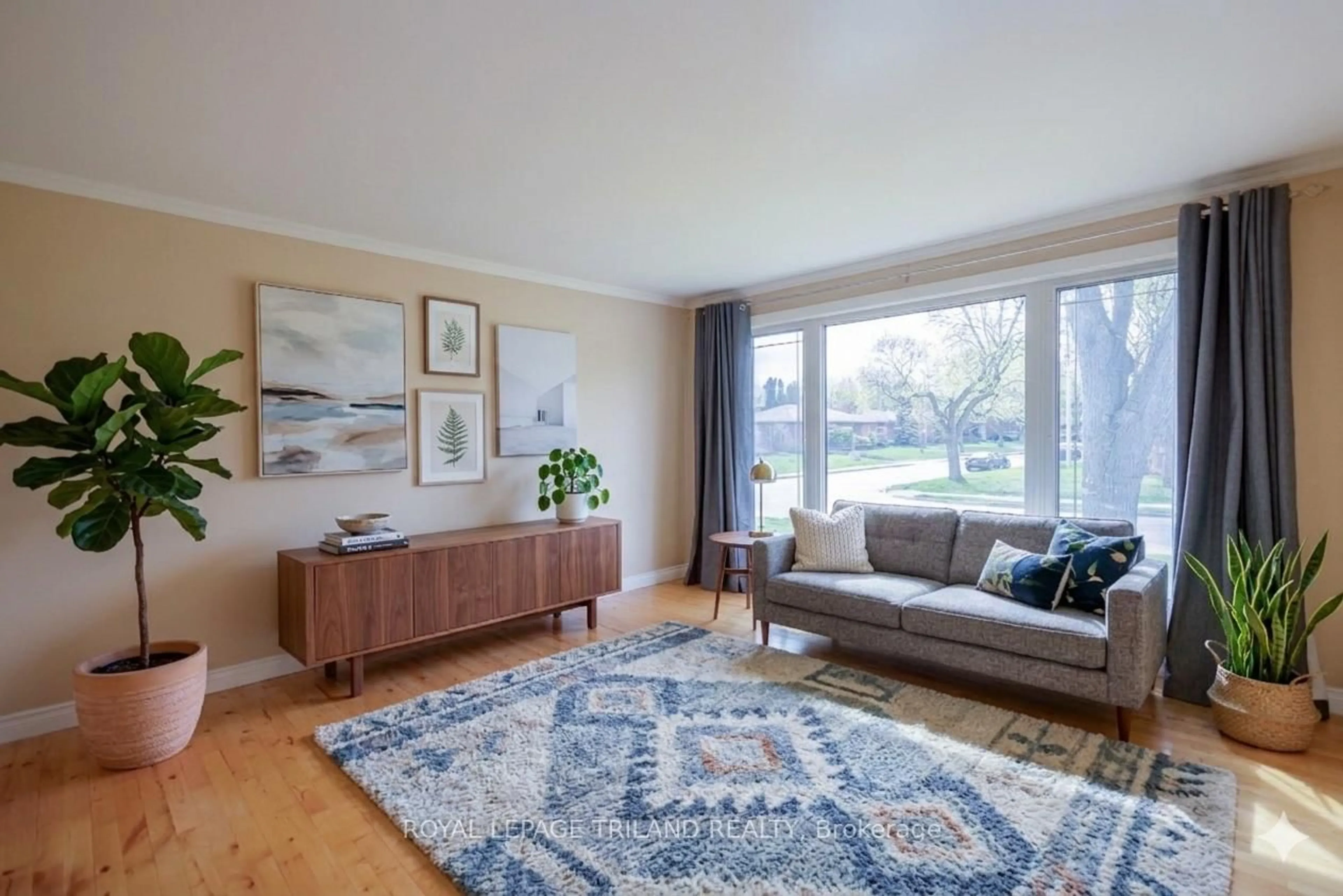 Living room with furniture, unknown for 708 Norwood Ave, London East Ontario N5Y 4M7