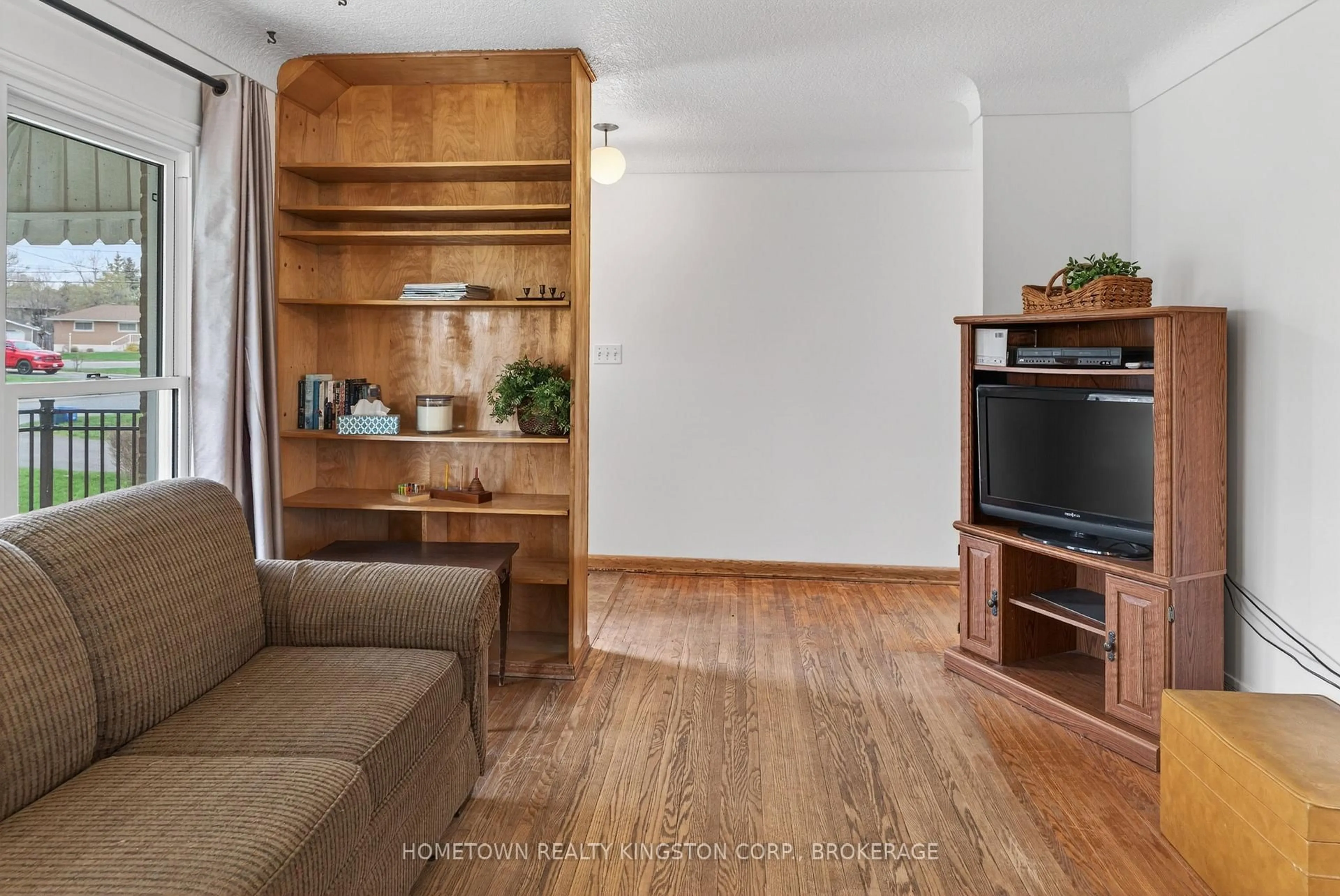 Living room with furniture, wood/laminate floor for 23 Fairfield Blvd, Loyalist Ontario K7N 1L3