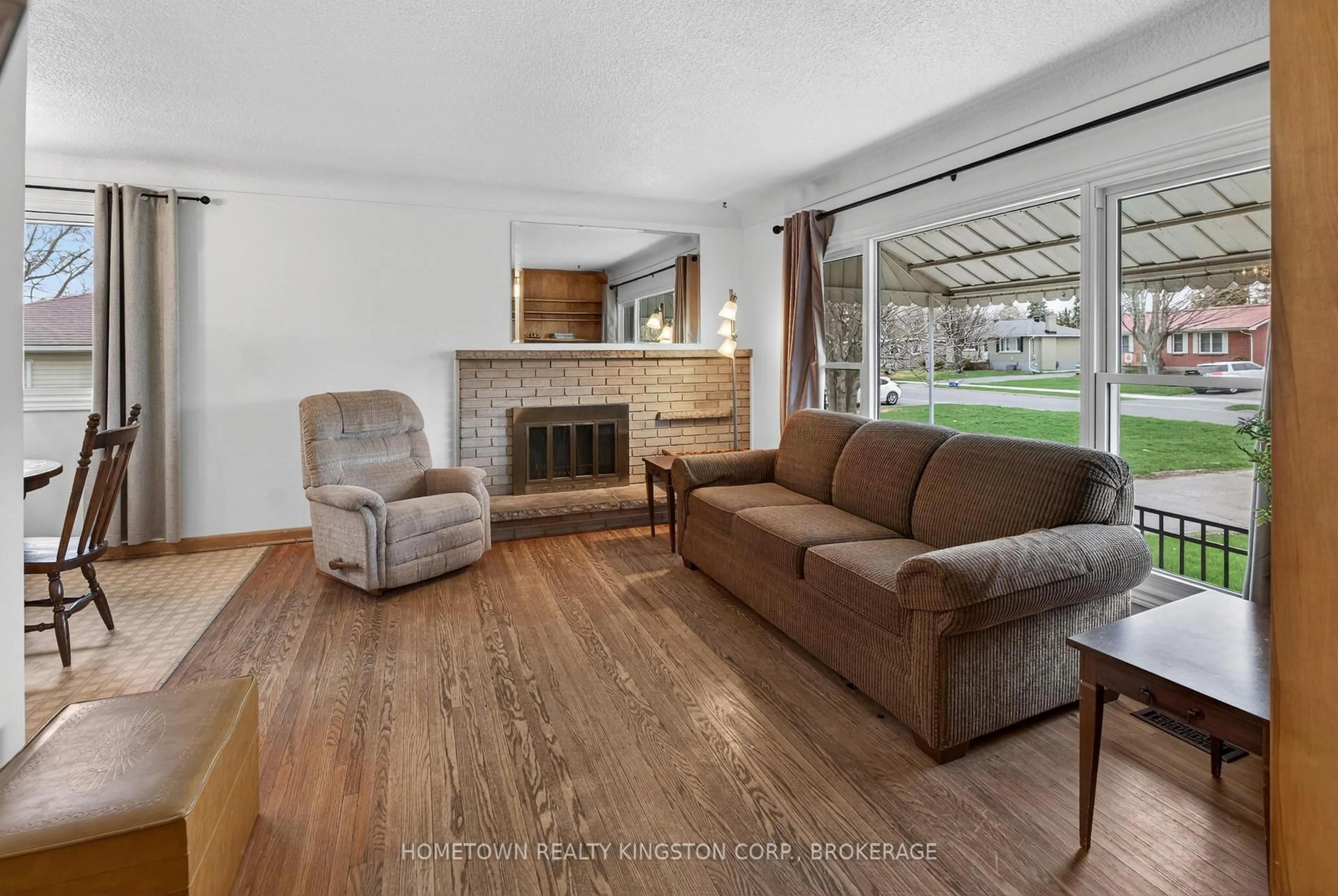 Living room with furniture, unknown for 23 Fairfield Blvd, Loyalist Ontario K7N 1L3