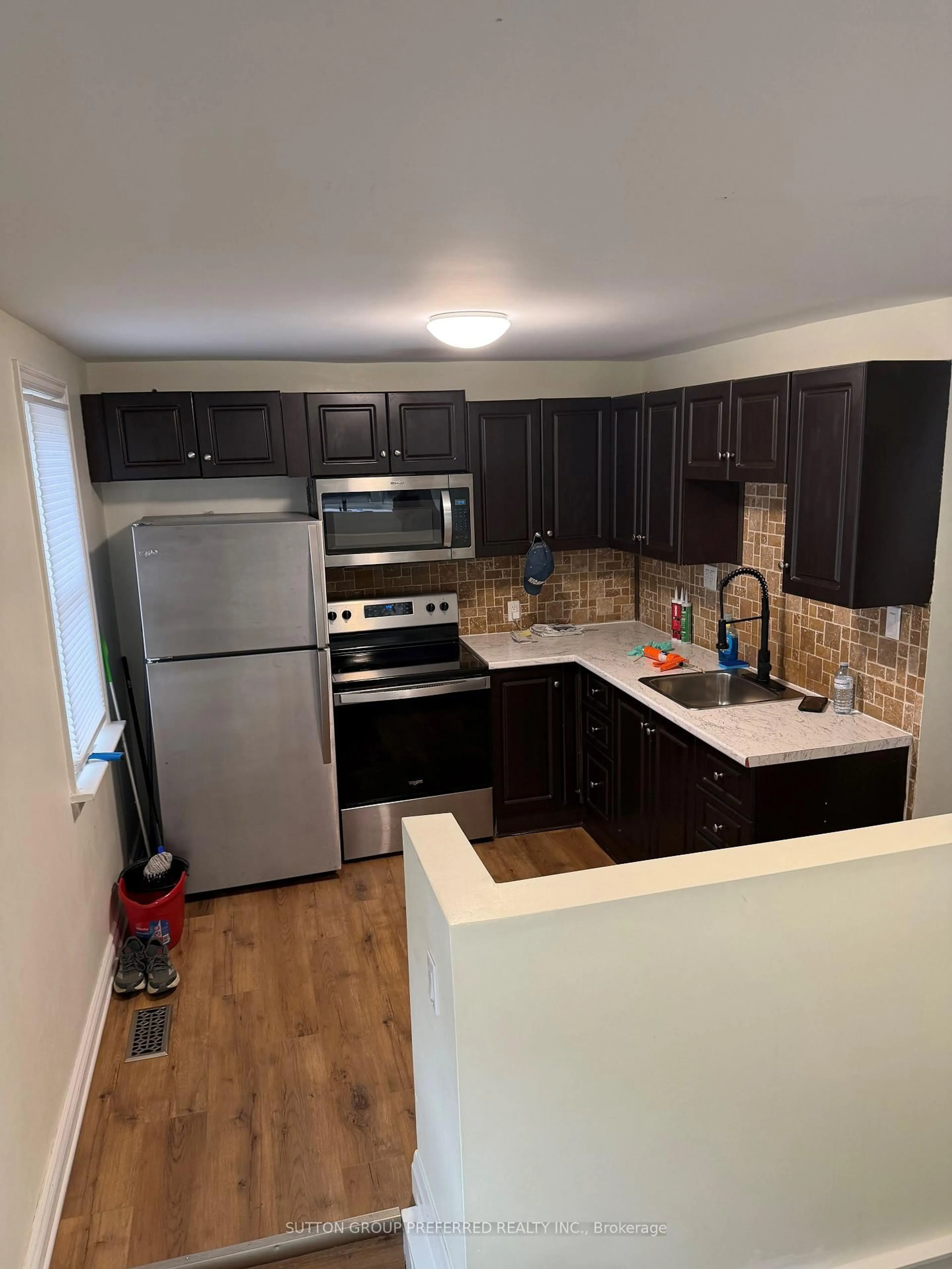 Standard kitchen, unknown for 335 Vancouver St, London East Ontario N5W 4S5