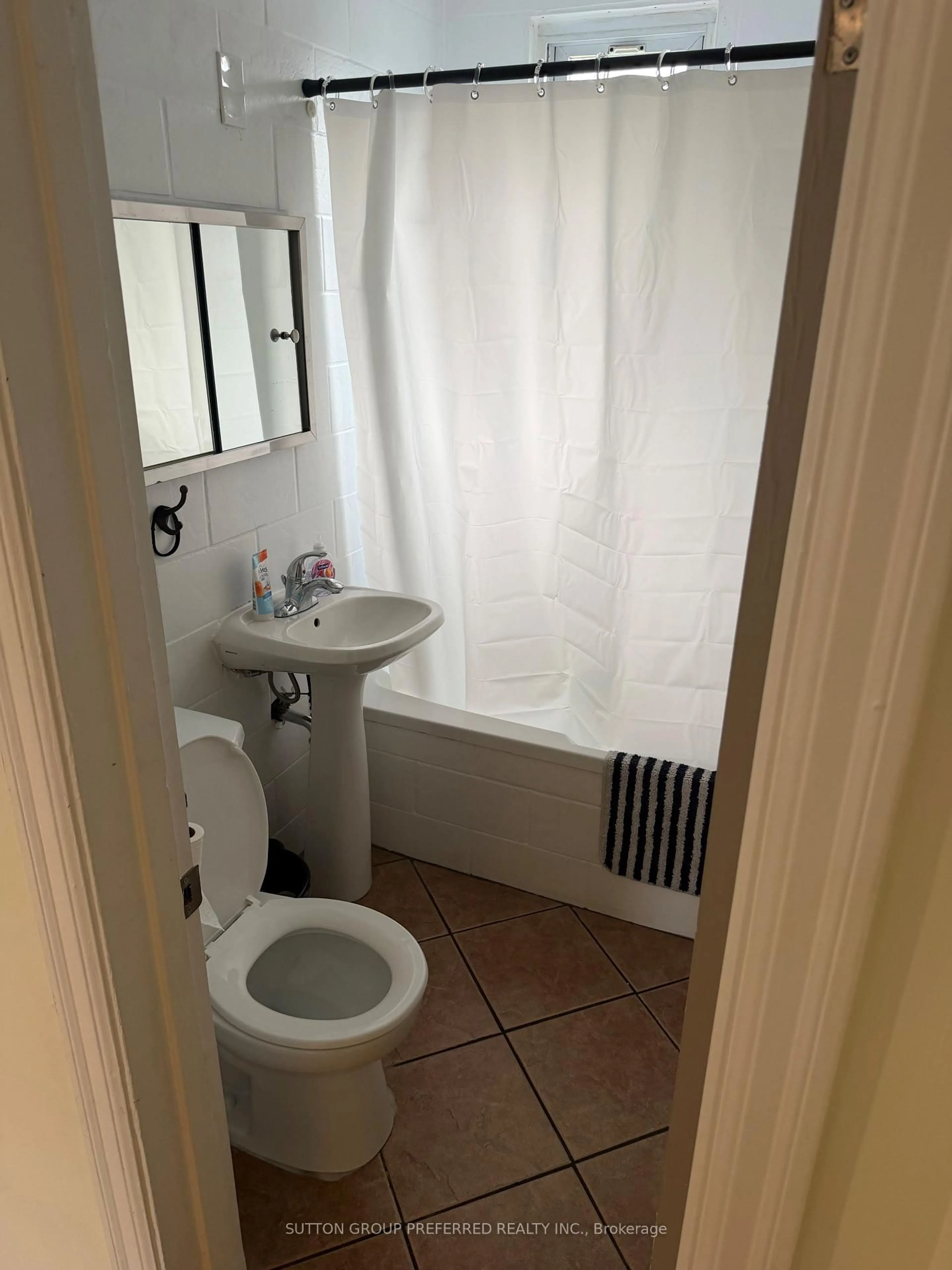 Standard bathroom, floor is not visible for 335 Vancouver St, London East Ontario N5W 4S5
