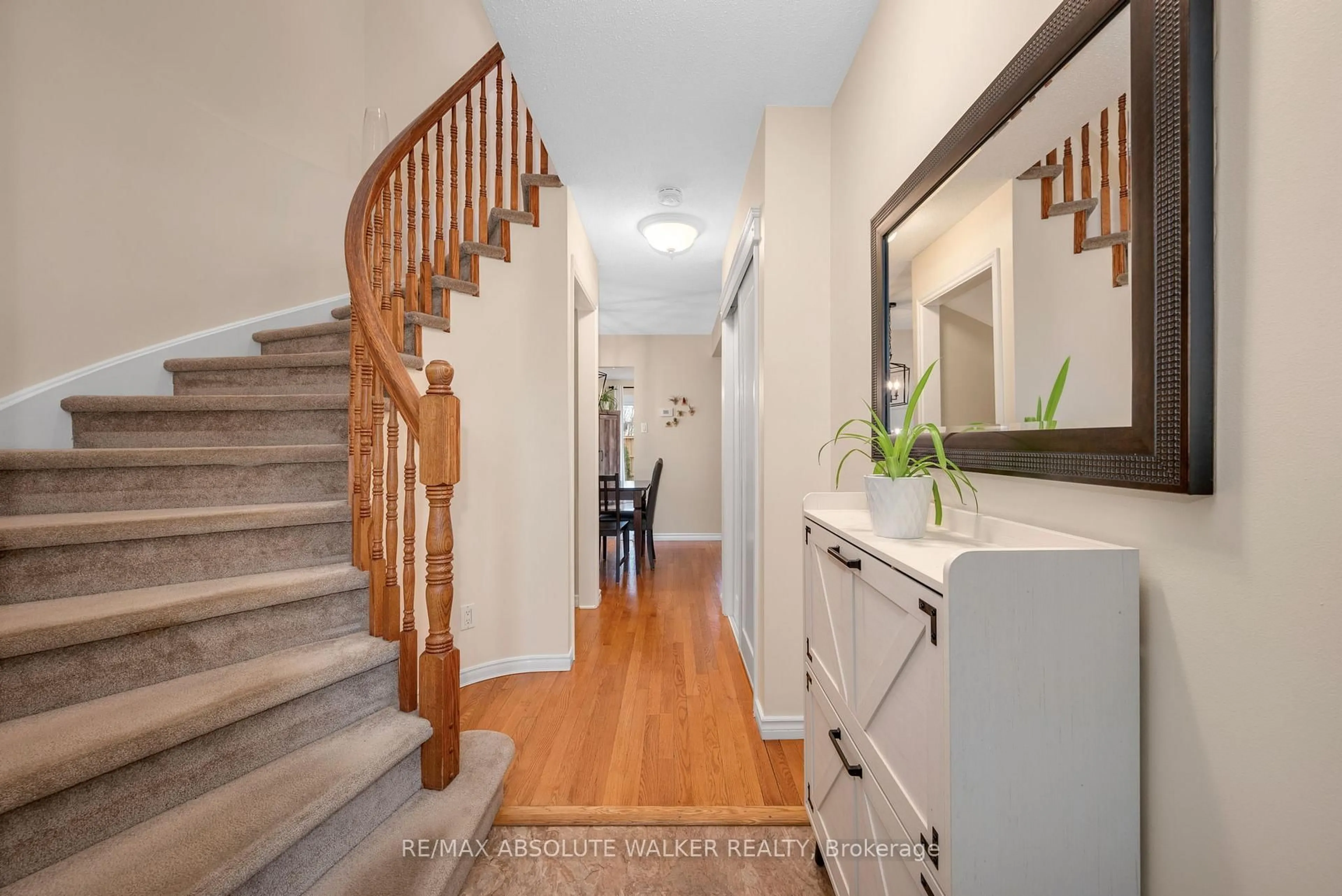 Indoor entryway for 671 Mathieu Way, Ottawa Ontario K4A 2R6