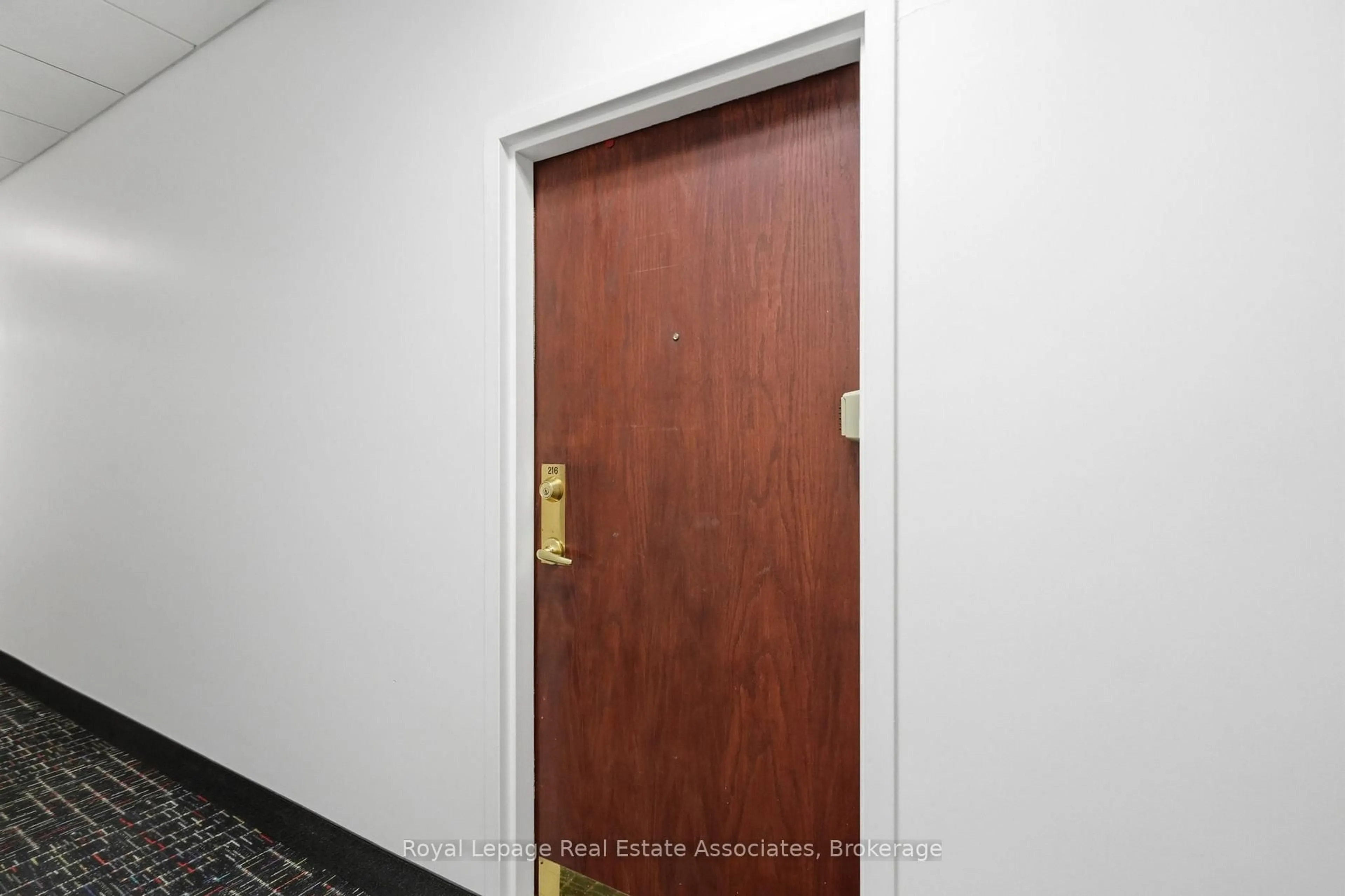Indoor foyer for 262 Dundas St #216, Hamilton Ontario L8B 1A9