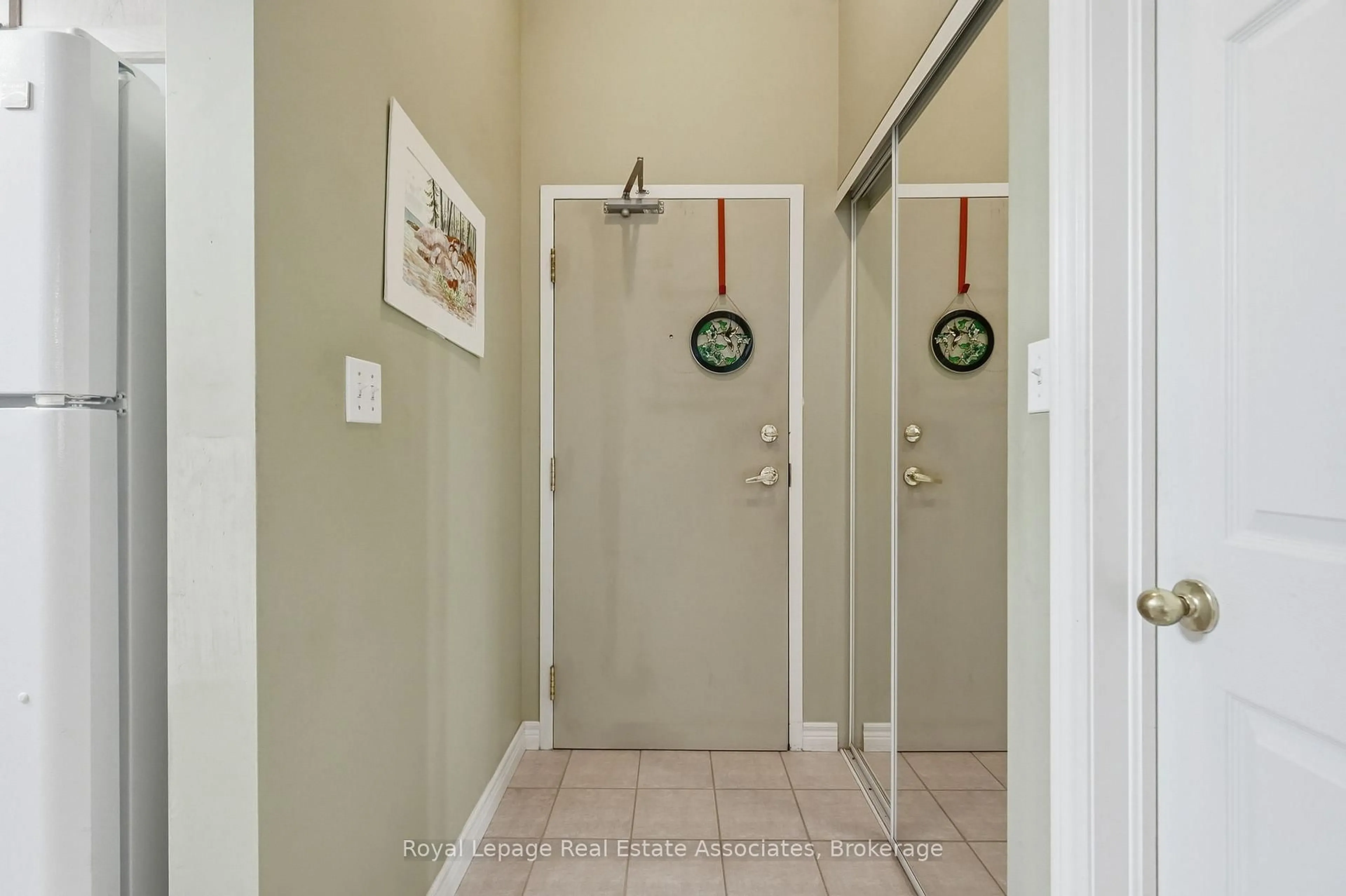 Indoor entryway for 262 Dundas St #216, Hamilton Ontario L8B 1A9
