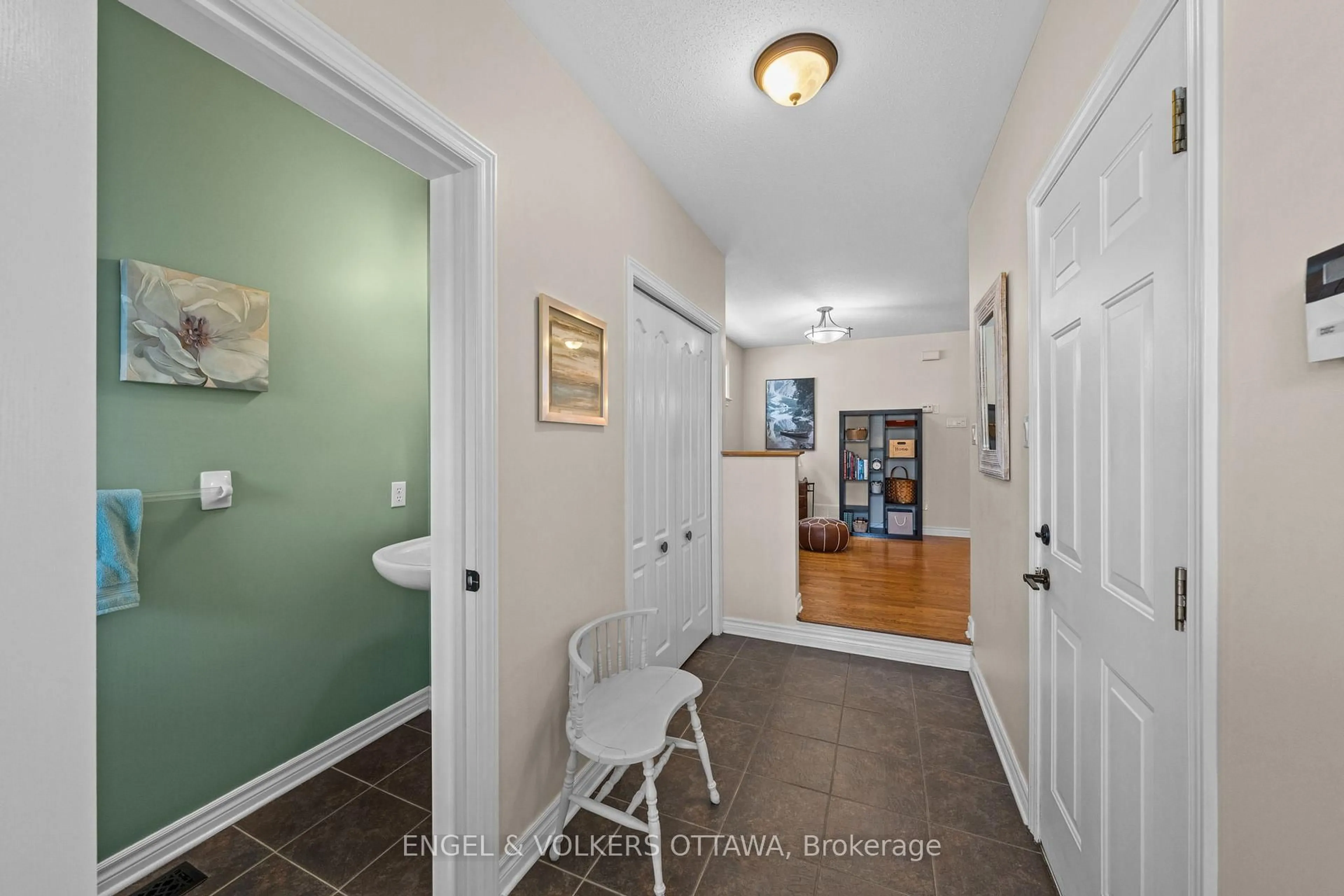 Indoor entryway for 232 Deerfox Dr, Ottawa Ontario K2J 4Z2