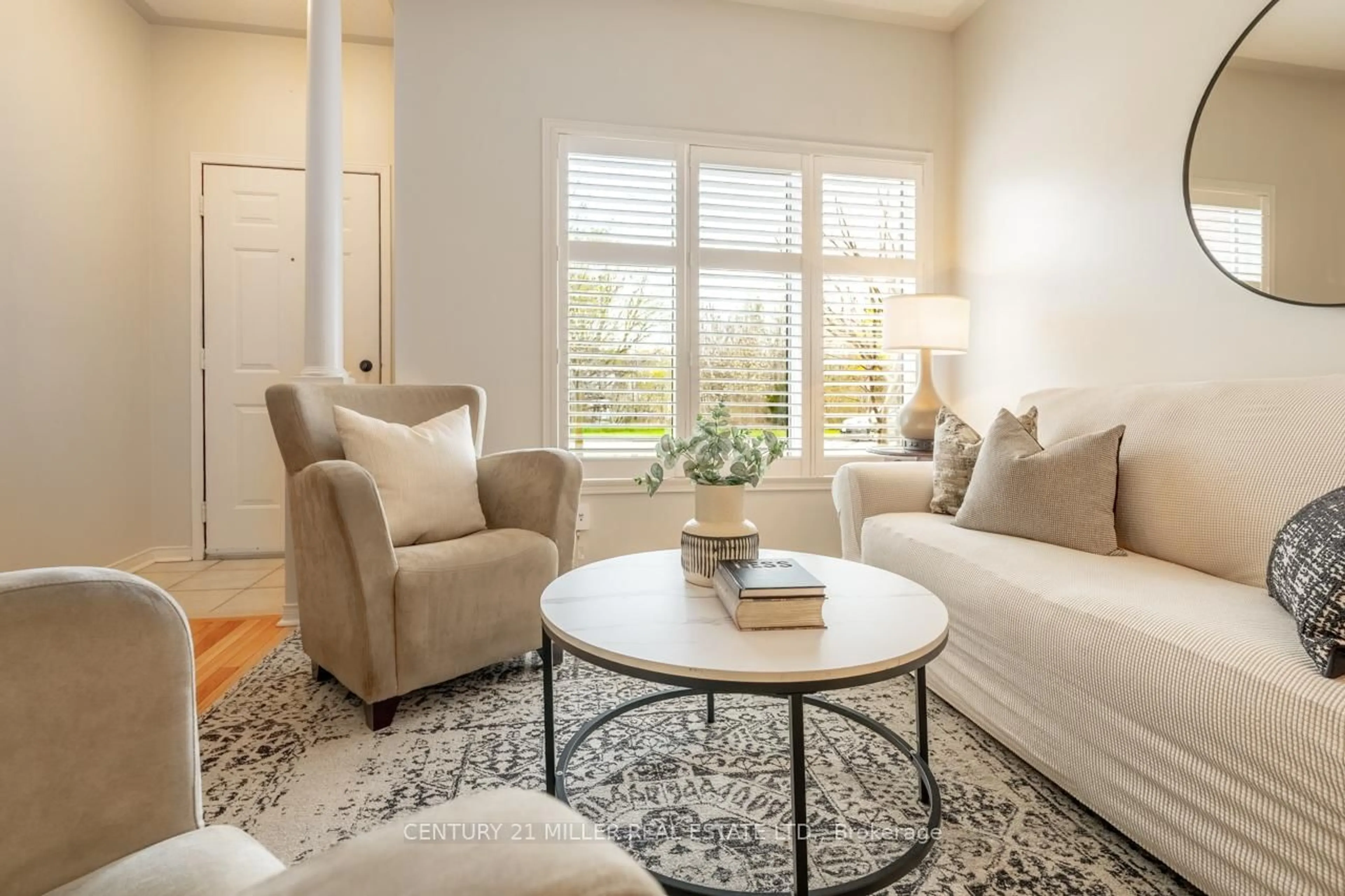 Living room with furniture, unknown for 70 Morrison Cres, Grimsby Ontario L3M 5K5