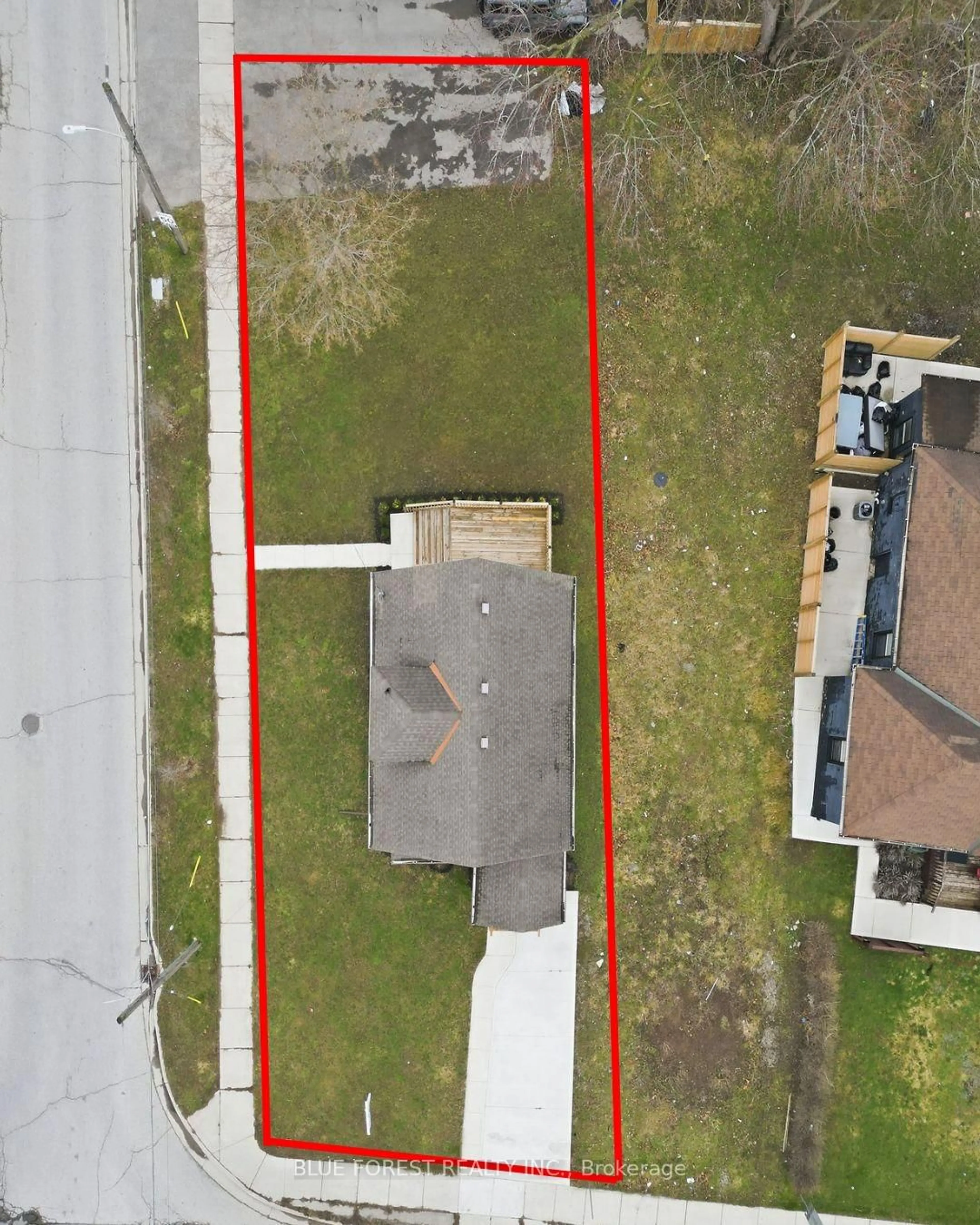 A pic from outside/outdoor area/front of a property/back of a property/a pic from drone, street for 178 Thompson Rd, London South Ontario N5Z 2Y8