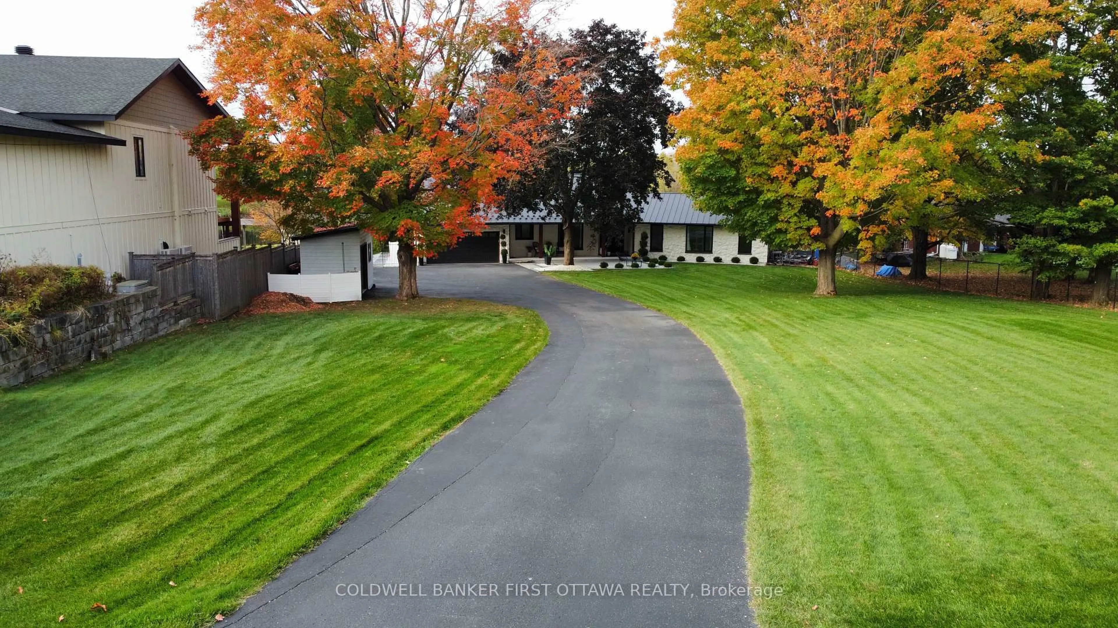 A pic from outside/outdoor area/front of a property/back of a property/a pic from drone, street for 1060 River Rd, Ottawa Ontario K4M 1B4