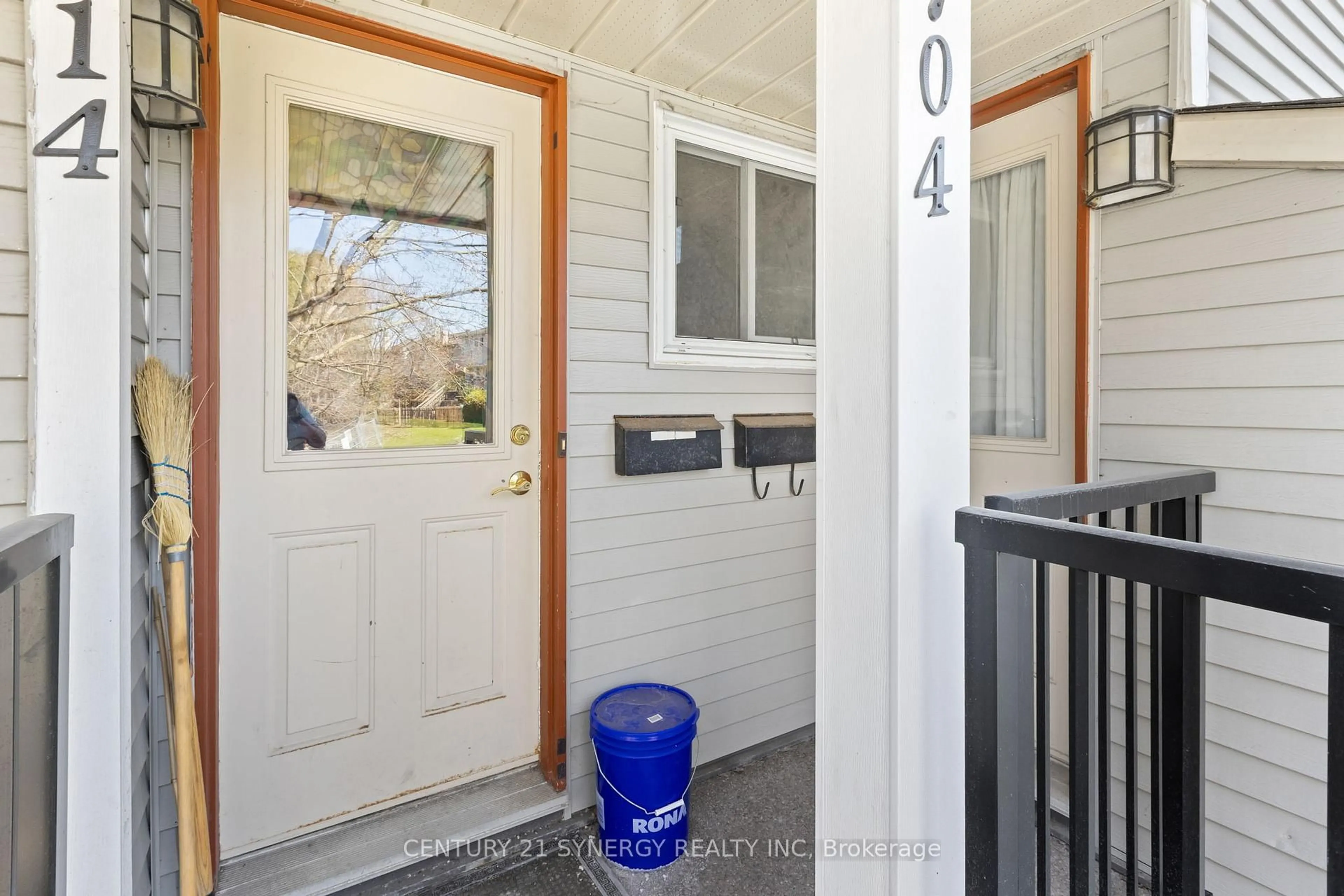Indoor entryway for 714 Tanguay Crt, Kanata Ontario K2L 3X2