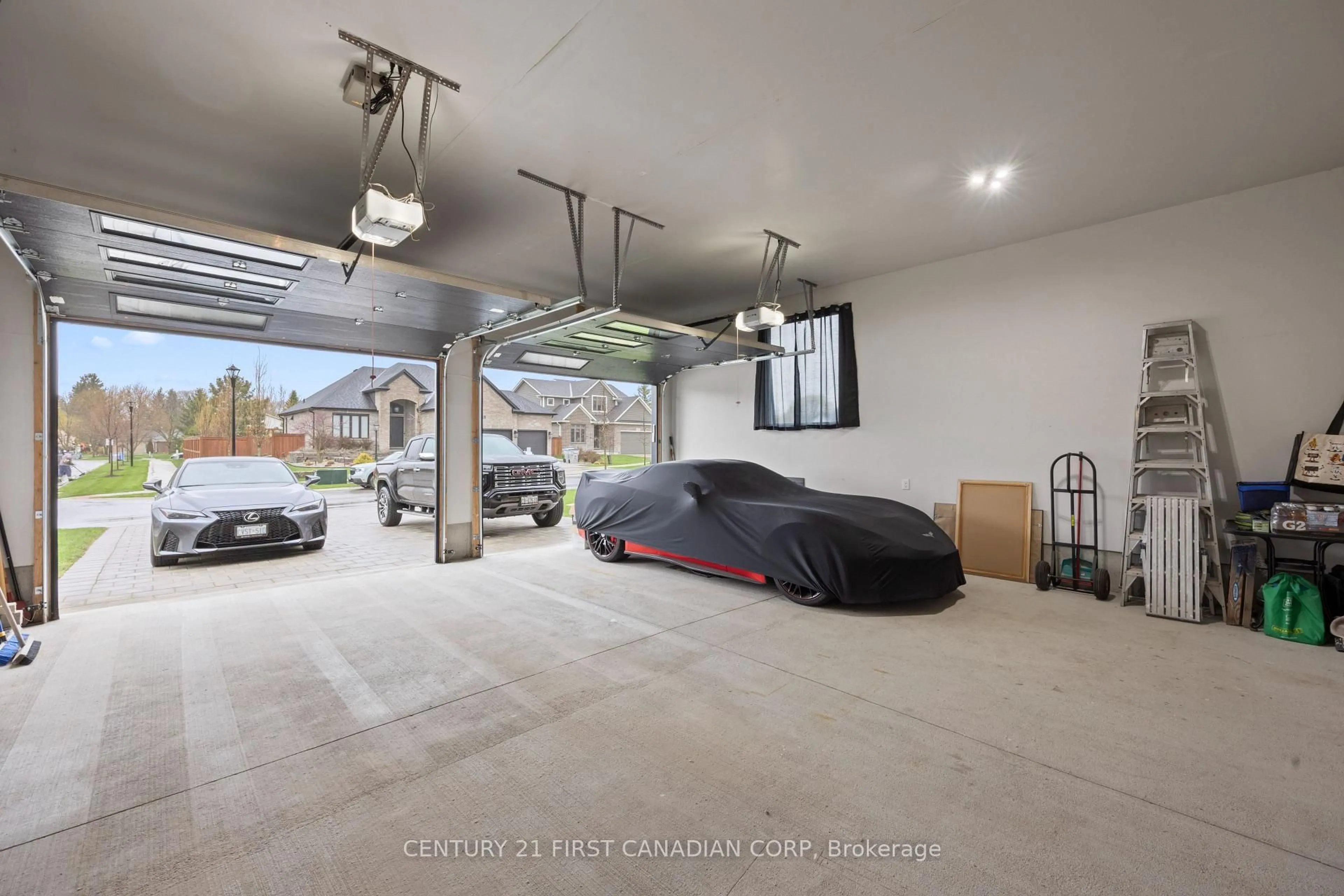 Indoor garage for 31 Violet Crt, Middlesex Centre Ontario N0M 2A0