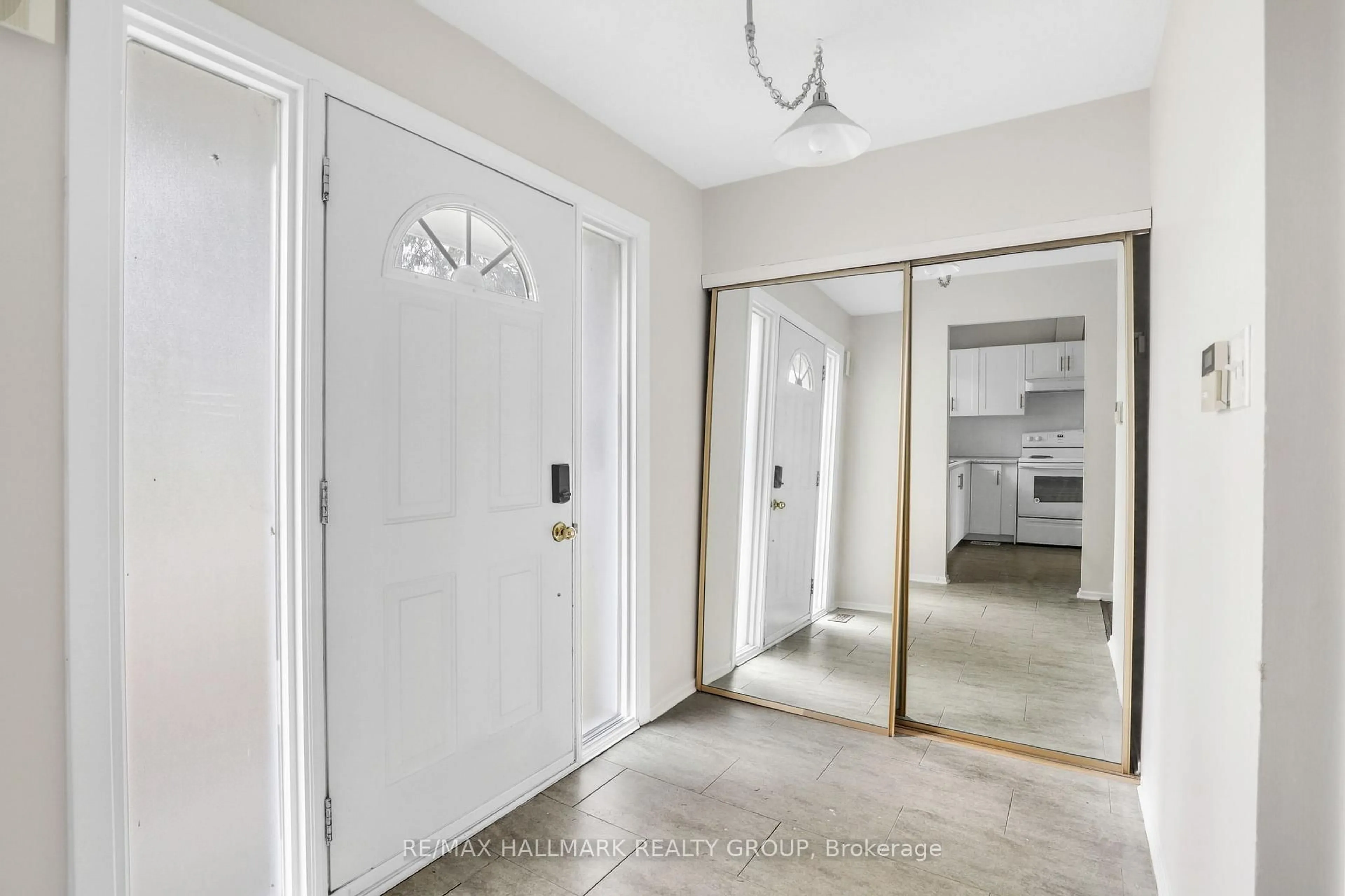 Indoor entryway for 920 Dynes Rd #44, Ottawa Ontario K2C 0G8