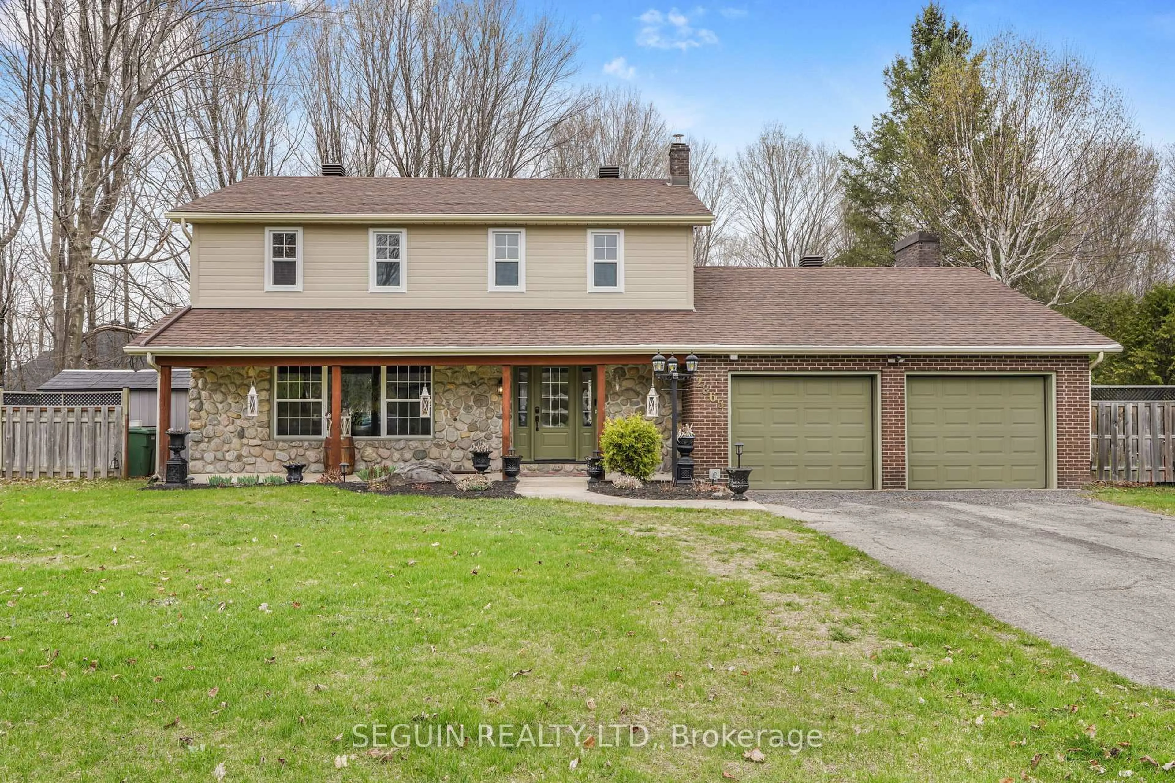 Home with vinyl exterior material, street for 2865 Front Rd, East Hawkesbury Ontario K6A 2R2