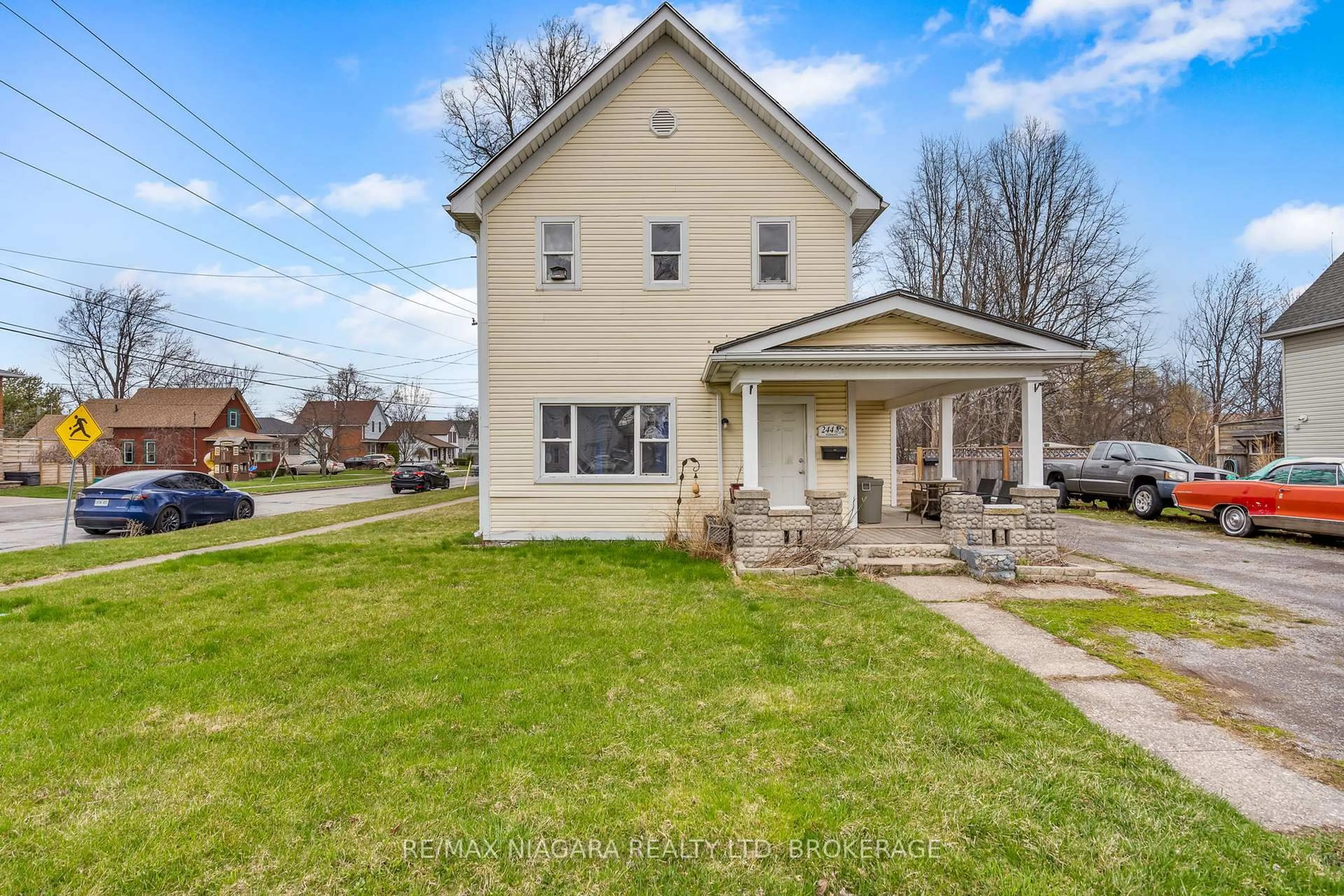 A pic from outside/outdoor area/front of a property/back of a property/a pic from drone, street for 244 Gilmore Rd, Fort Erie Ontario L2A 2M3