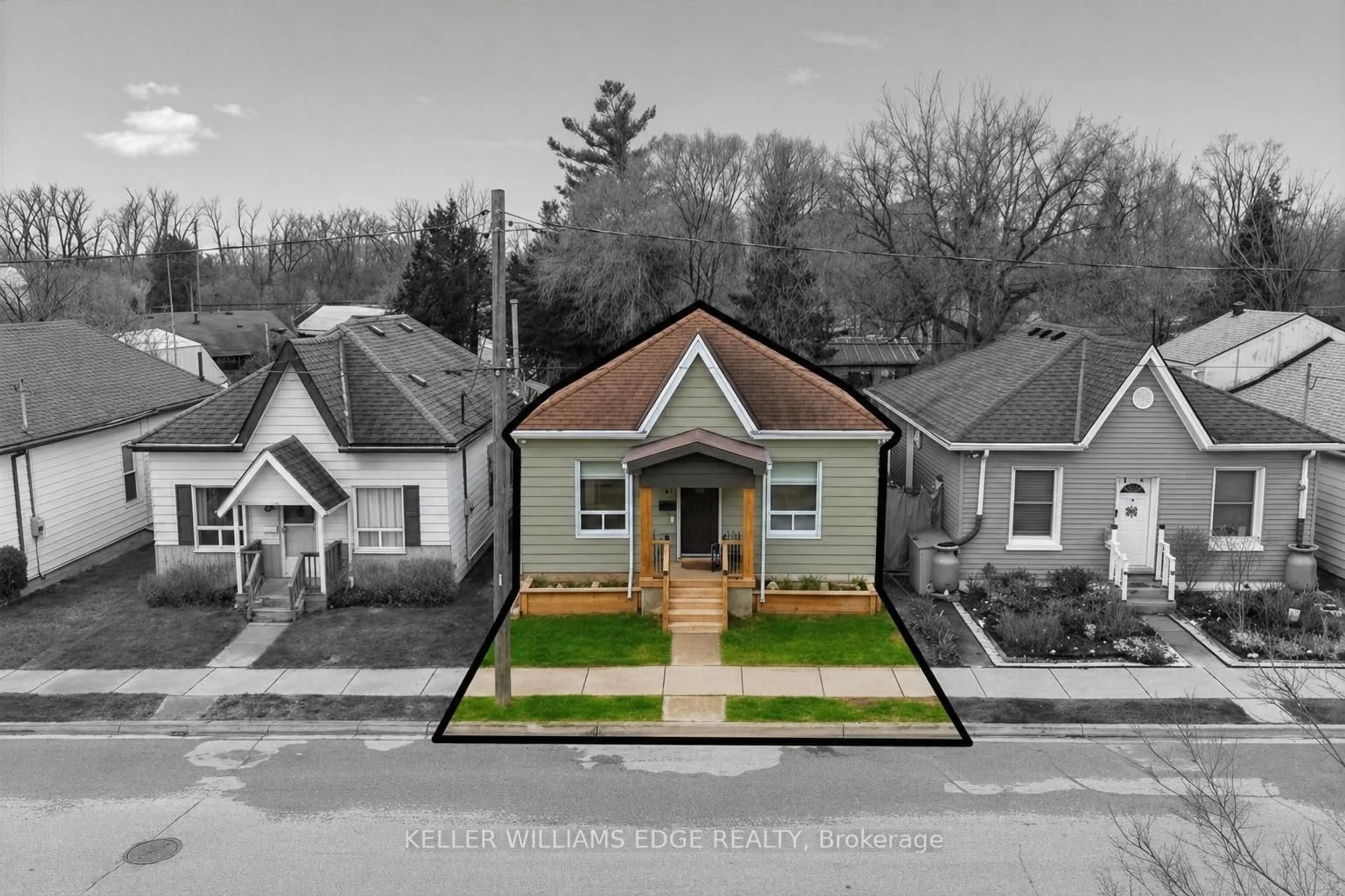 A pic from outside/outdoor area/front of a property/back of a property/a pic from drone, street for 14 Holme St, Brantford Ontario N3T 4Z6